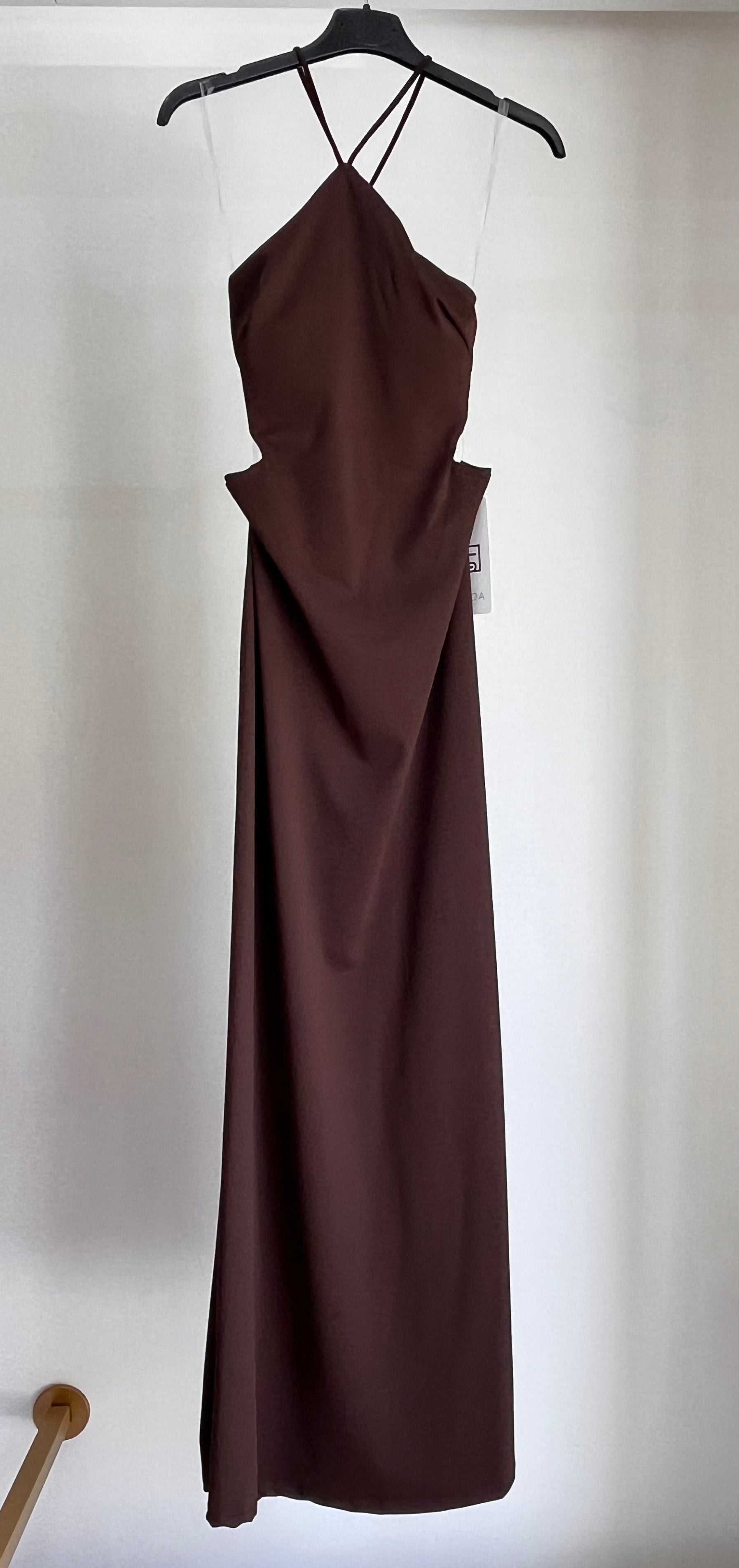 Abito Selena – Maxi Dress con Cut-Out e Dettaglio Perla