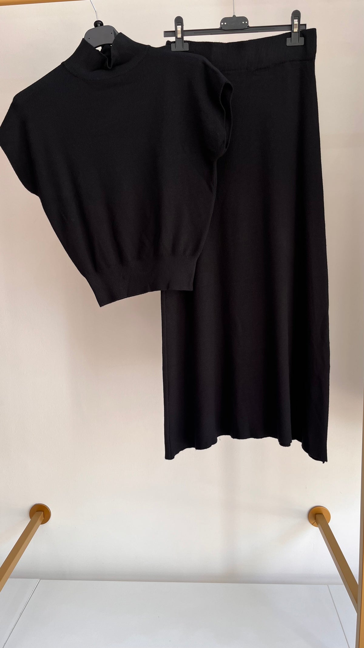 Coordinato Chloe – Completo nero con top a collo alto e gonna