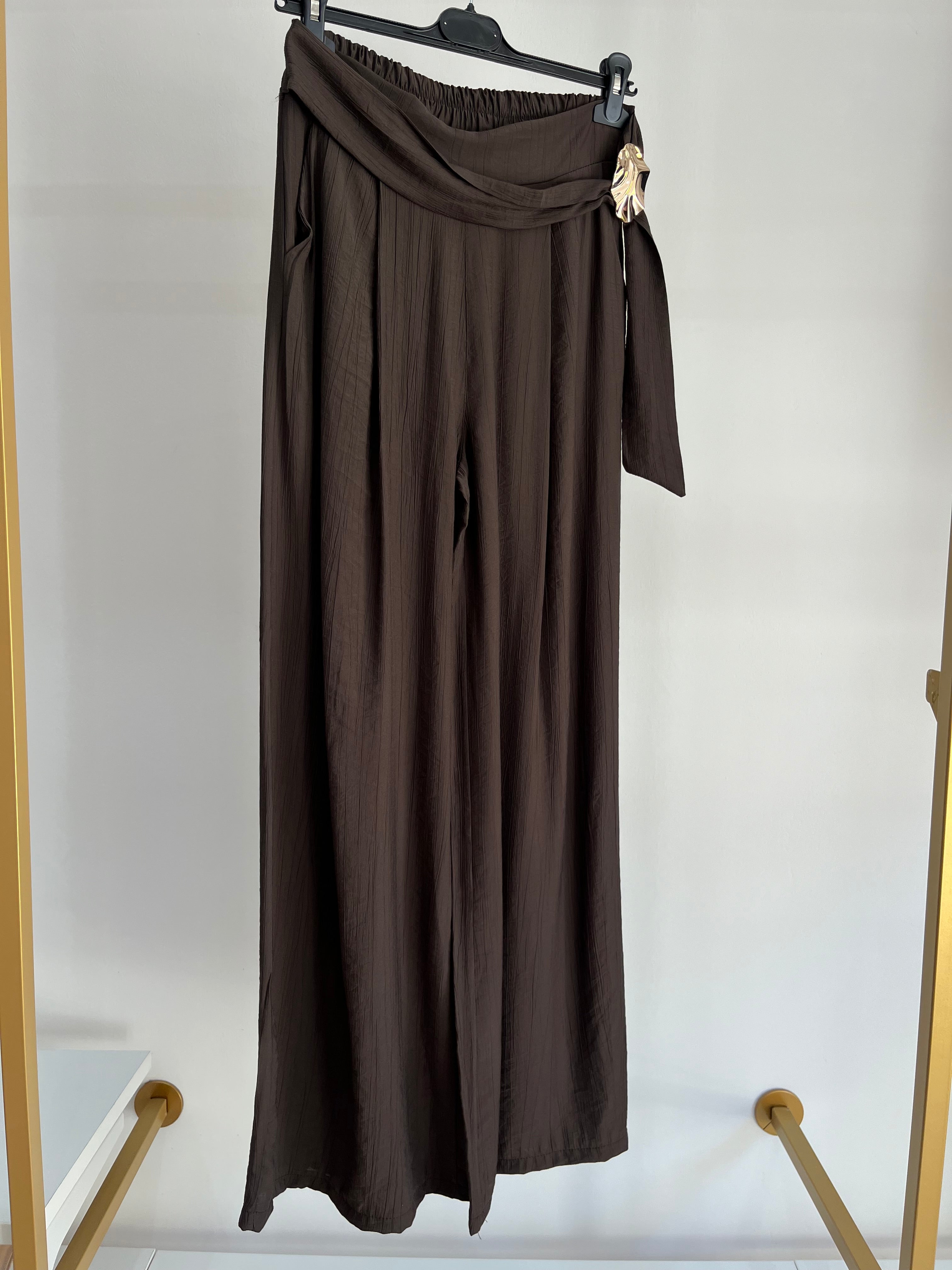 Pantalone Palazzo Marrone con Drappeggio e Cintura Decorativa – Vita Elasticizzata Elegante