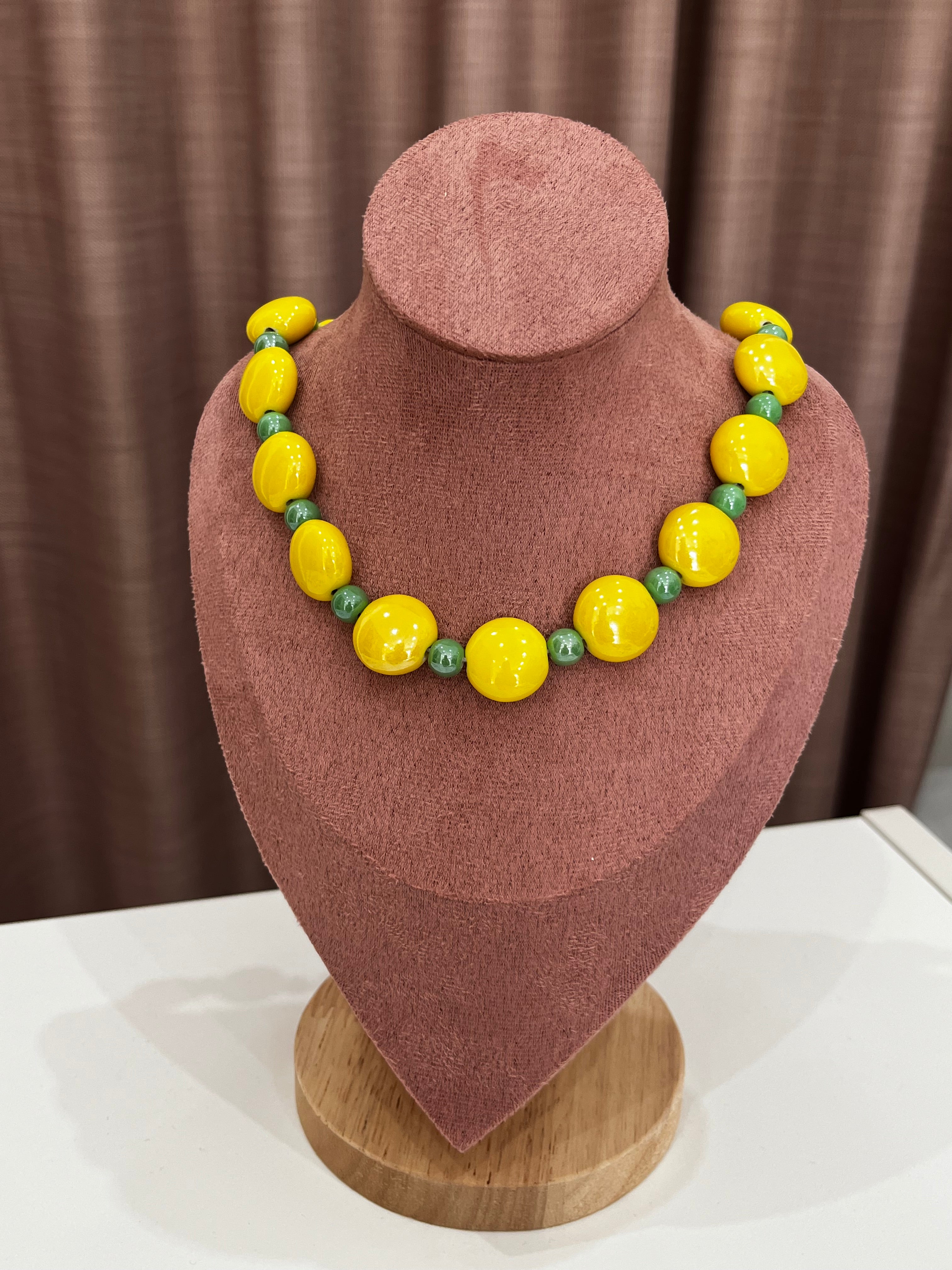 Collana Artigianale con Perle Bicolore – Design Elegante Verde e Giallo / Nero e Bianco