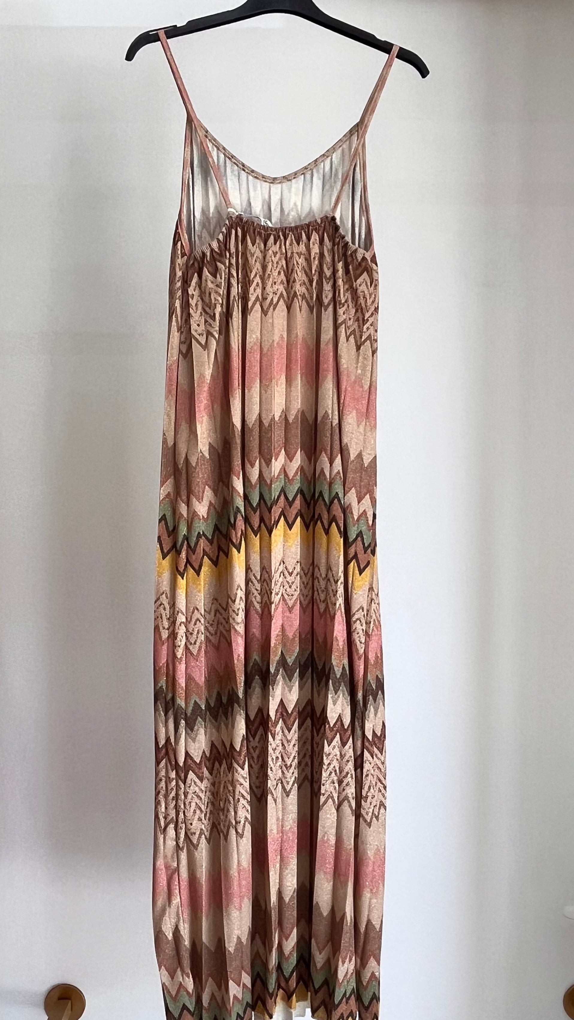 Abito Clara – Maxi Dress Chevron plissettato