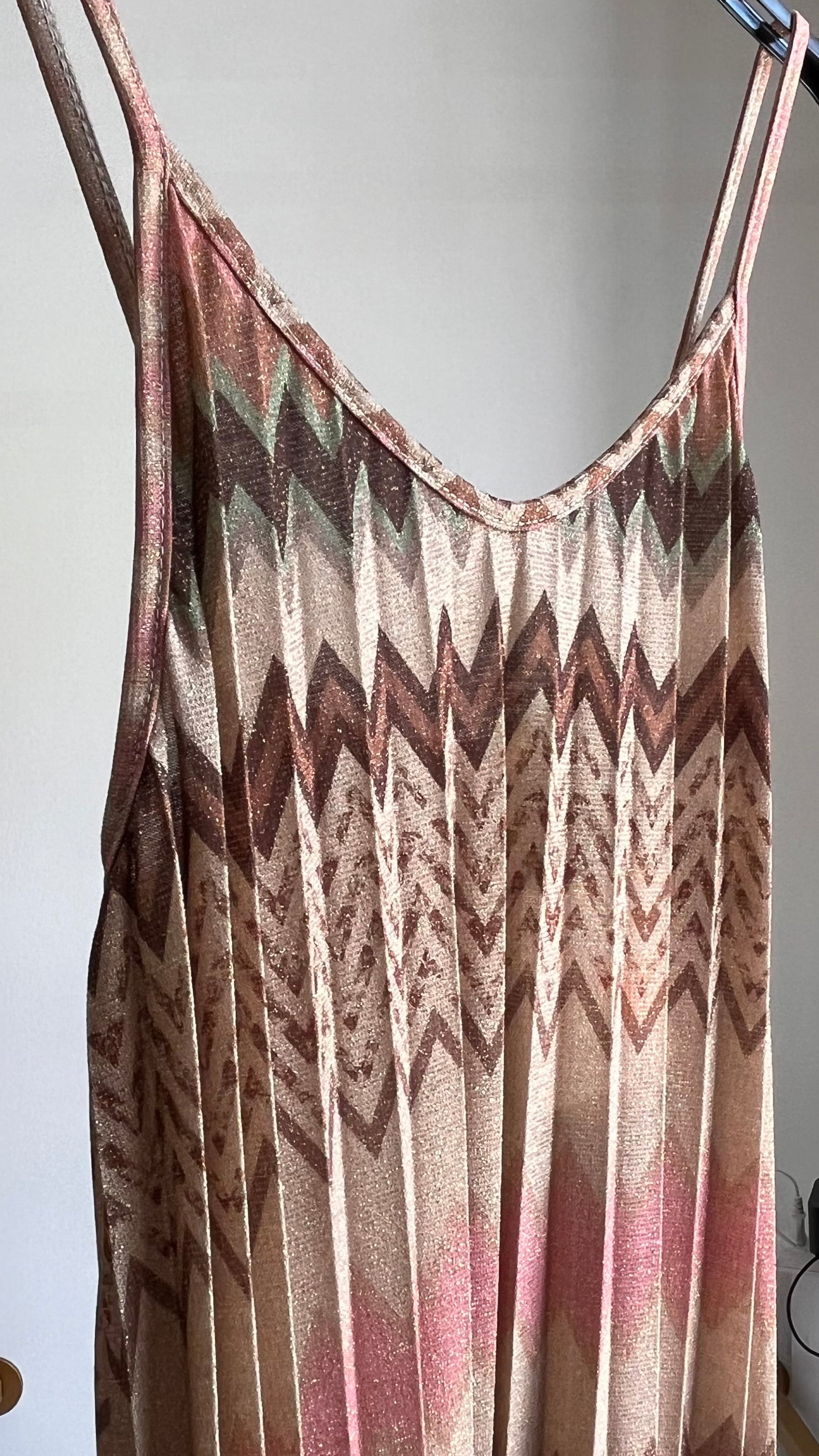 Abito Clara – Maxi Dress Chevron plissettato