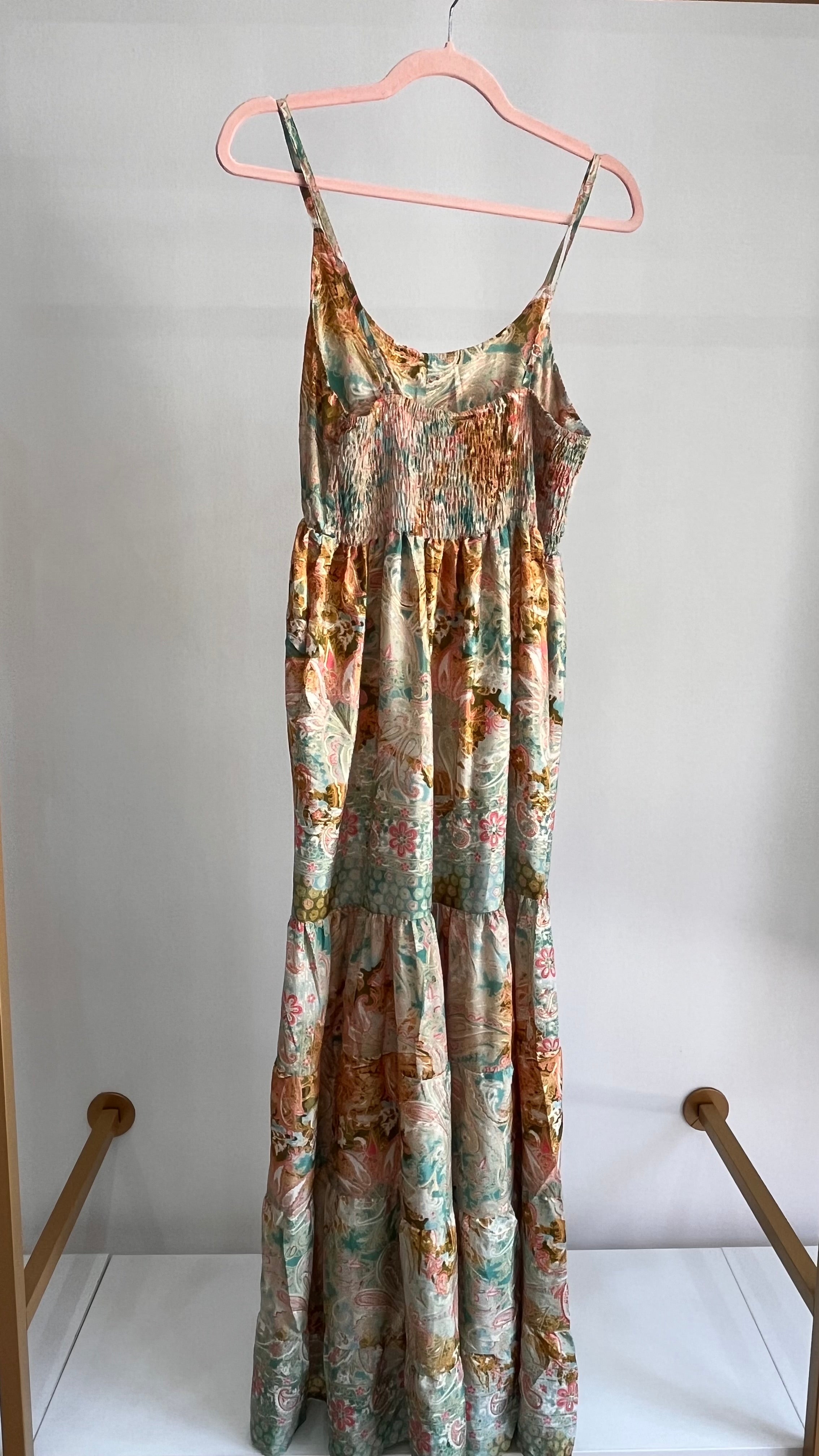 Abito Dalia - Vestito a Balze con Spalline Sottili e Stampa Paisley