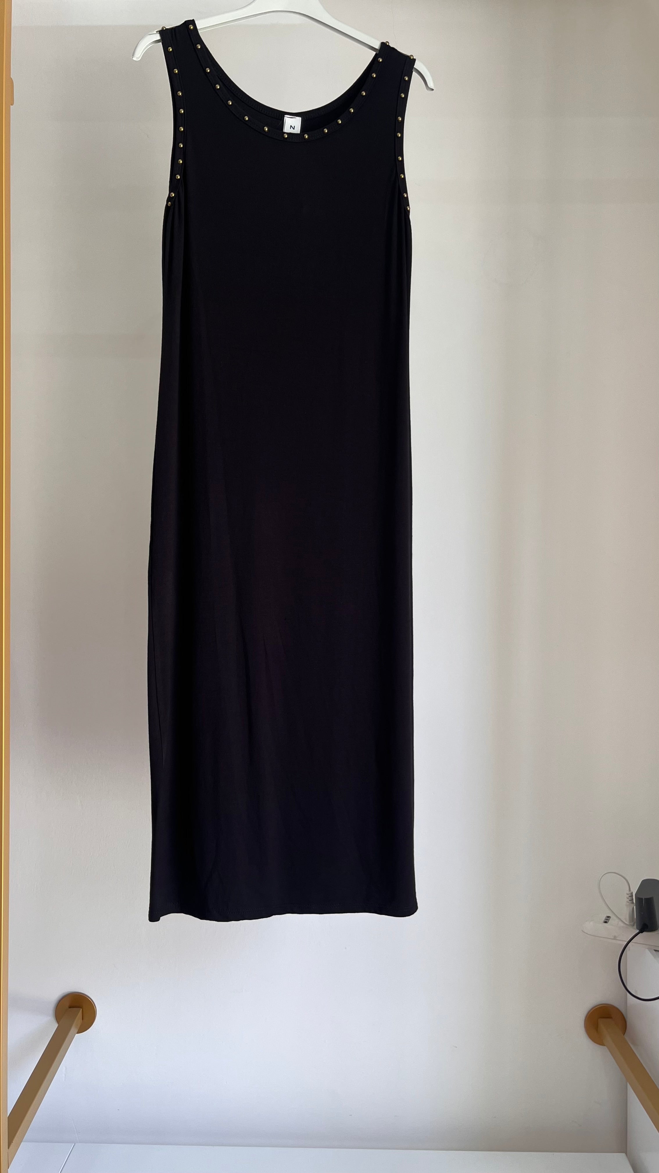 Vestito Darya — Abito Lungo Nero con Borchie Dorate