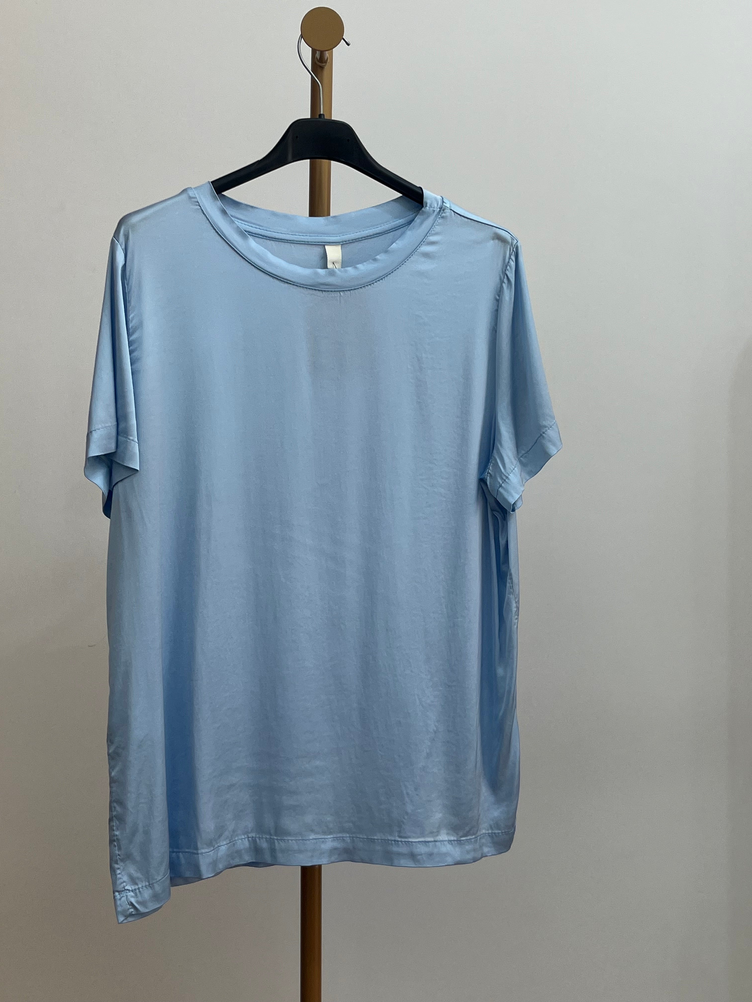 Maglia Satinata Azzurra Donna – T-Shirt Elegante Morbida e Luminosa
