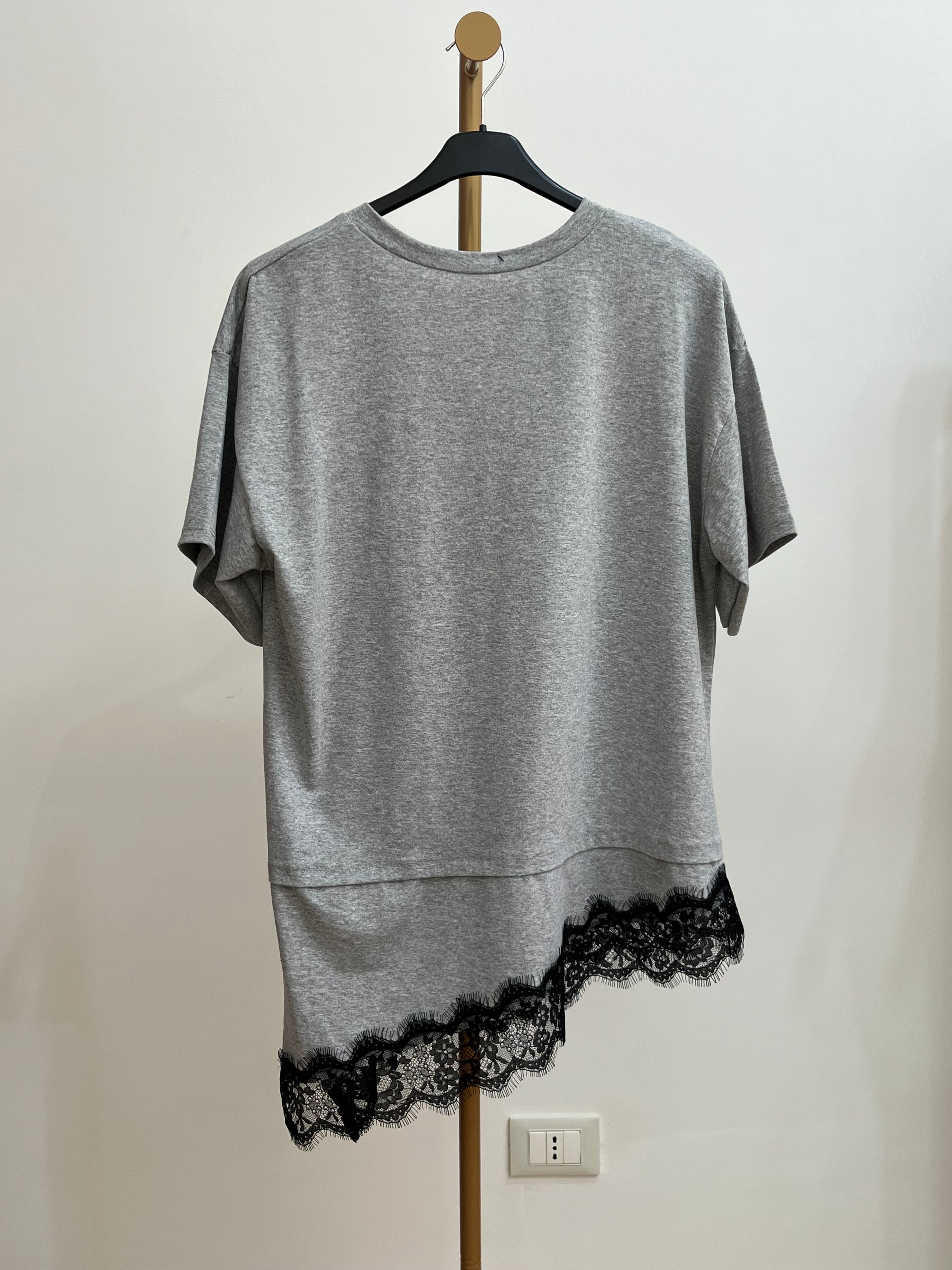 Maglia Fiorella Grigia con Pizzo Nero – T-Shirt Donna Elegante Asimmetrica