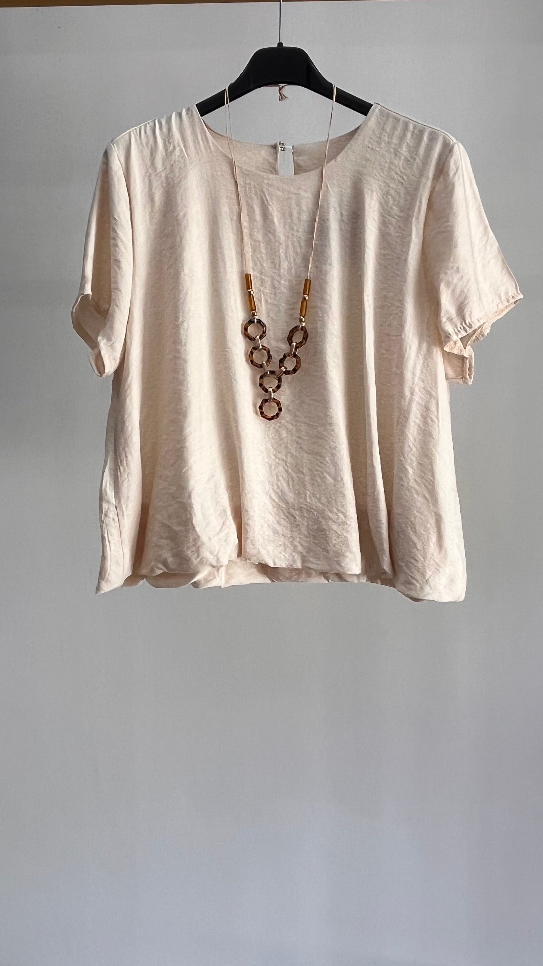 Blusa Mariel – Top Fluido con collana