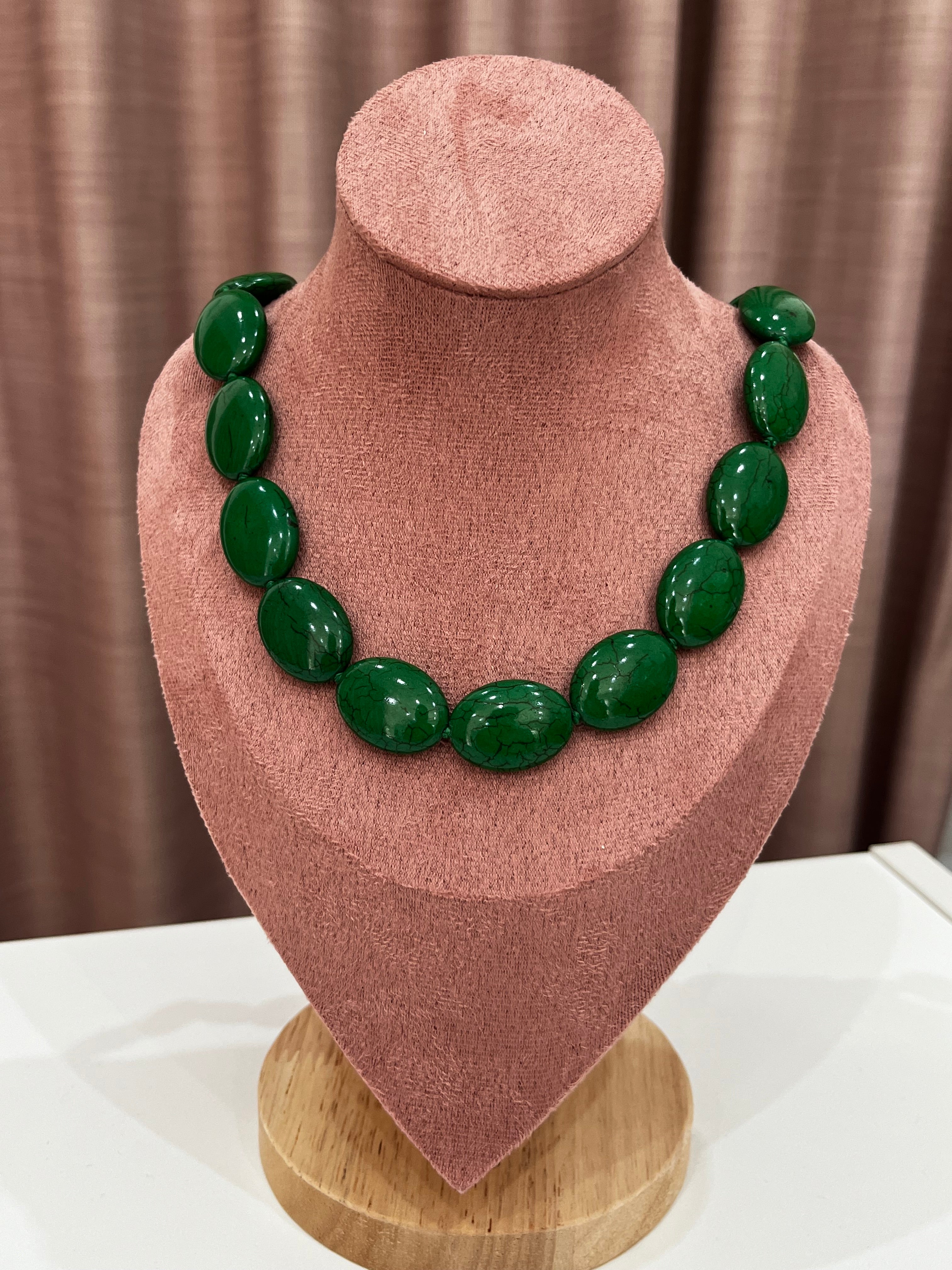 Collana con Pietre Verdi Ovali Lucide – Elegante Collana Statement in Stile Naturale