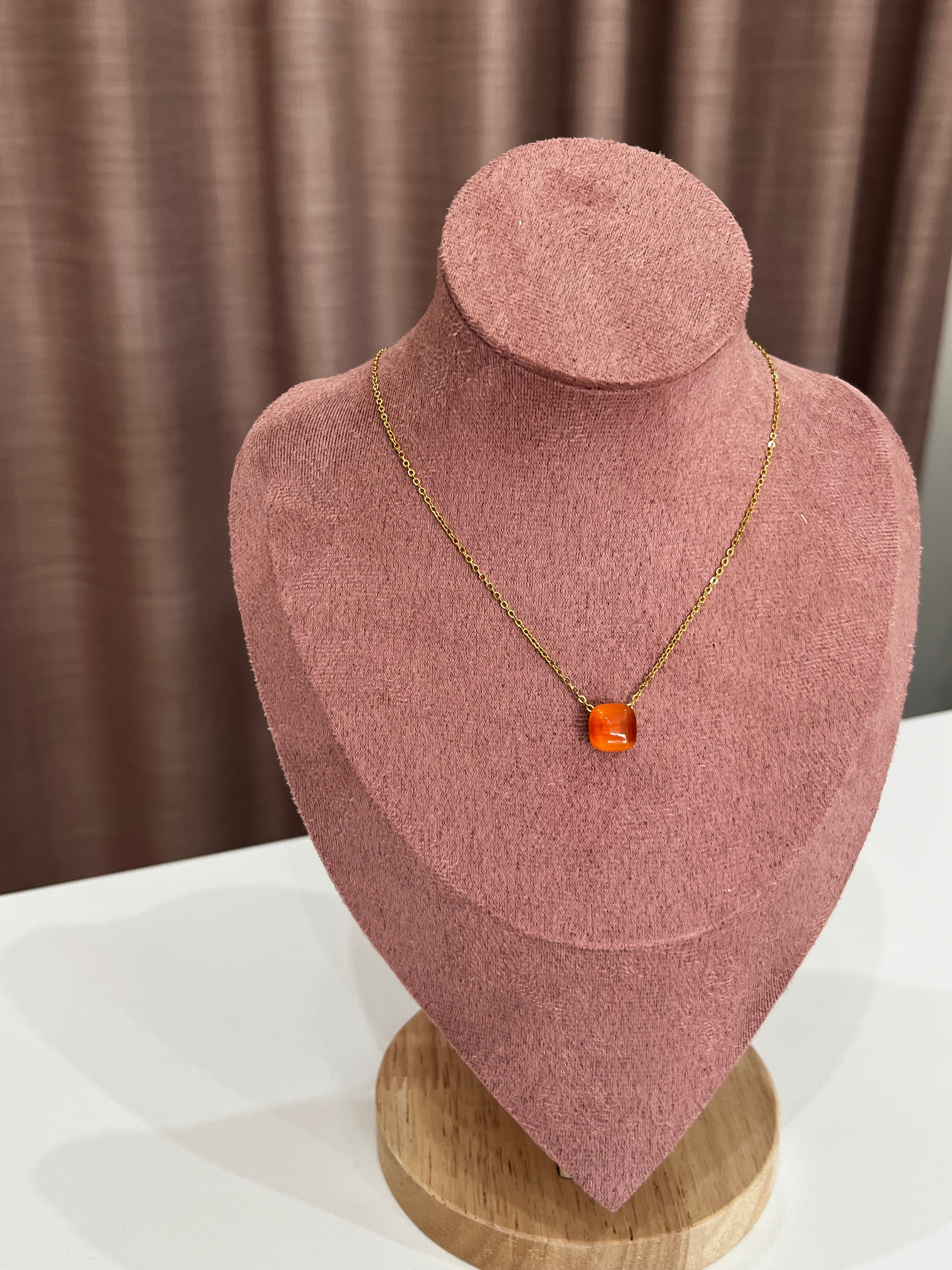 Collana con Pendente Pietra Colorata su Catena Dorata