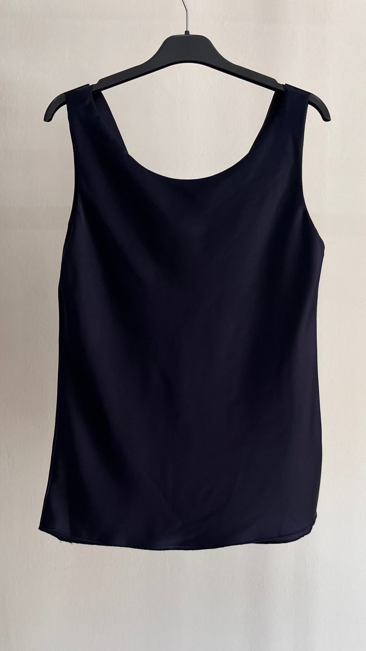 Top Caroline – Top Satinato con Scollo a Cascata