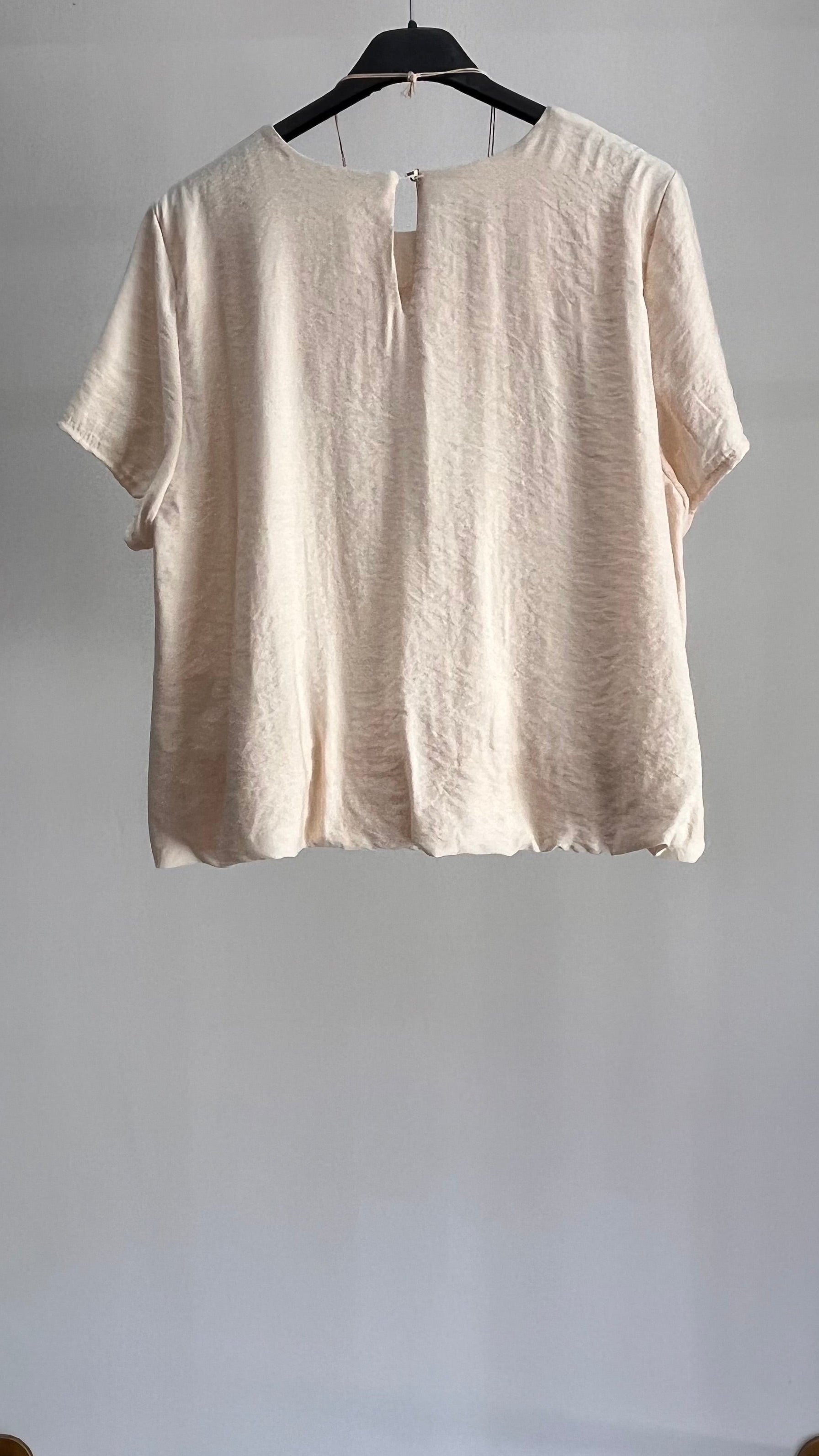 Blusa Mariel – Top Fluido con collana