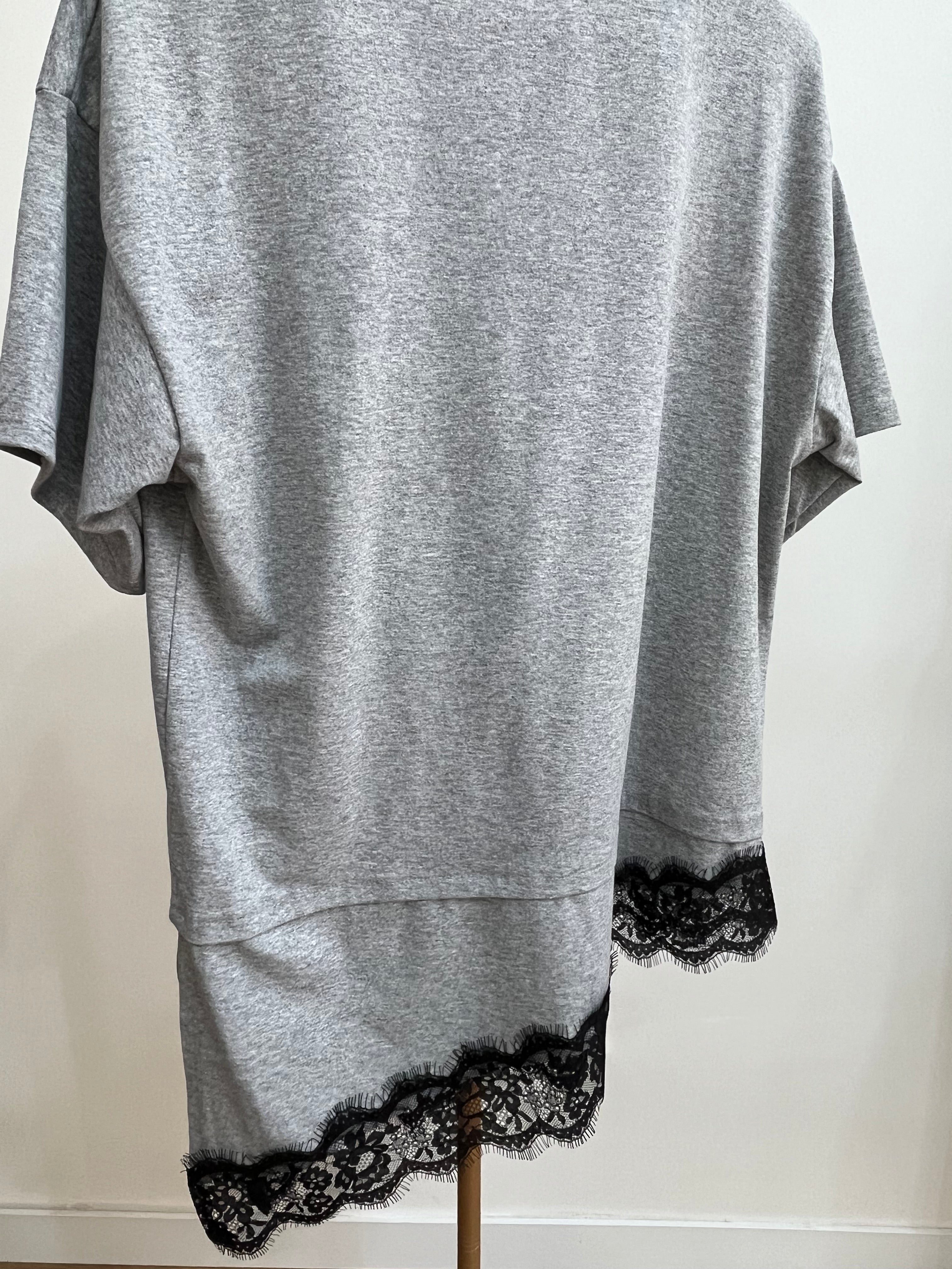 Maglia Fiorella Grigia con Pizzo Nero – T-Shirt Donna Elegante Asimmetrica