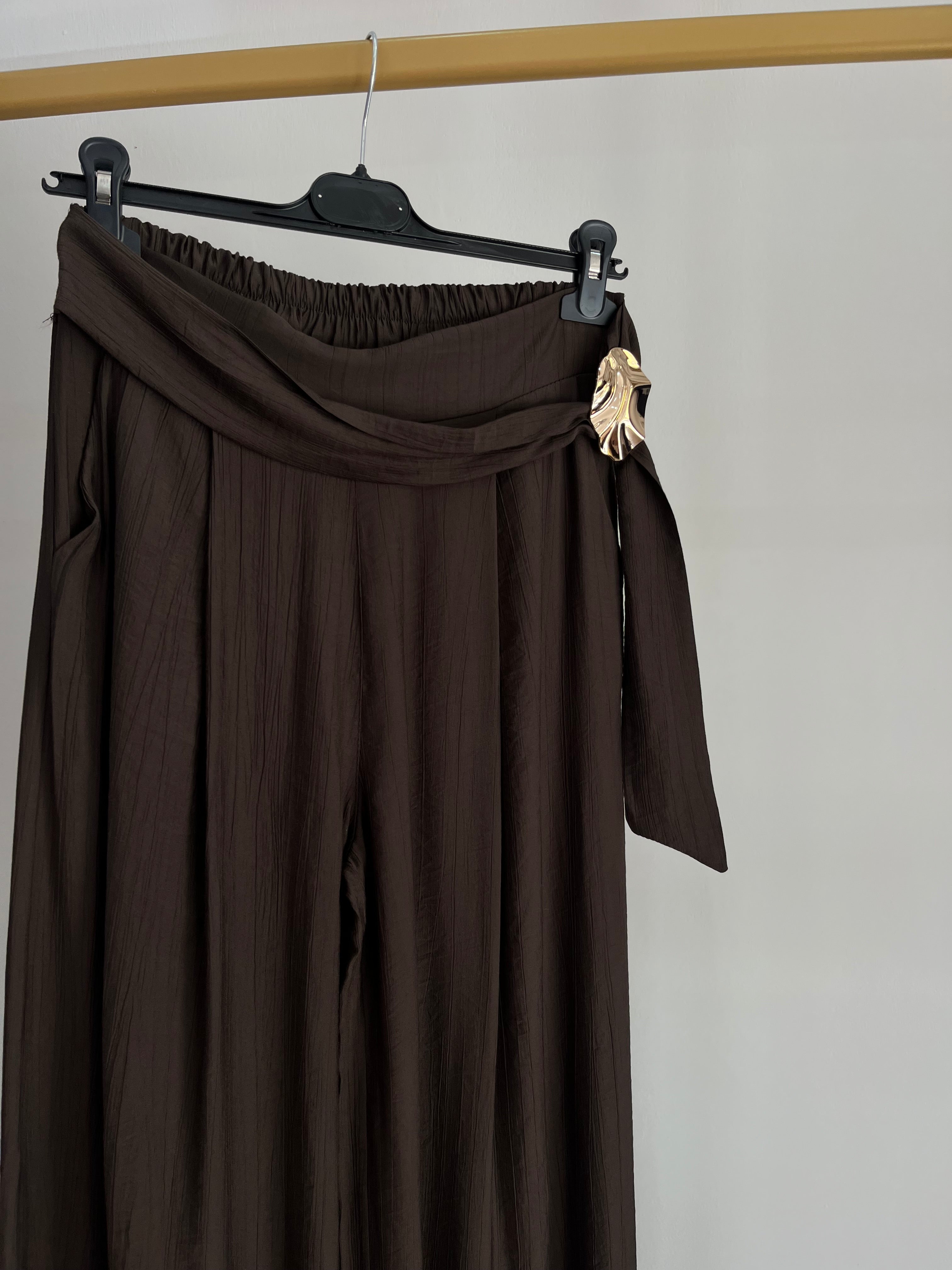 Pantalone Palazzo Marrone con Drappeggio e Cintura Decorativa – Vita Elasticizzata Elegante