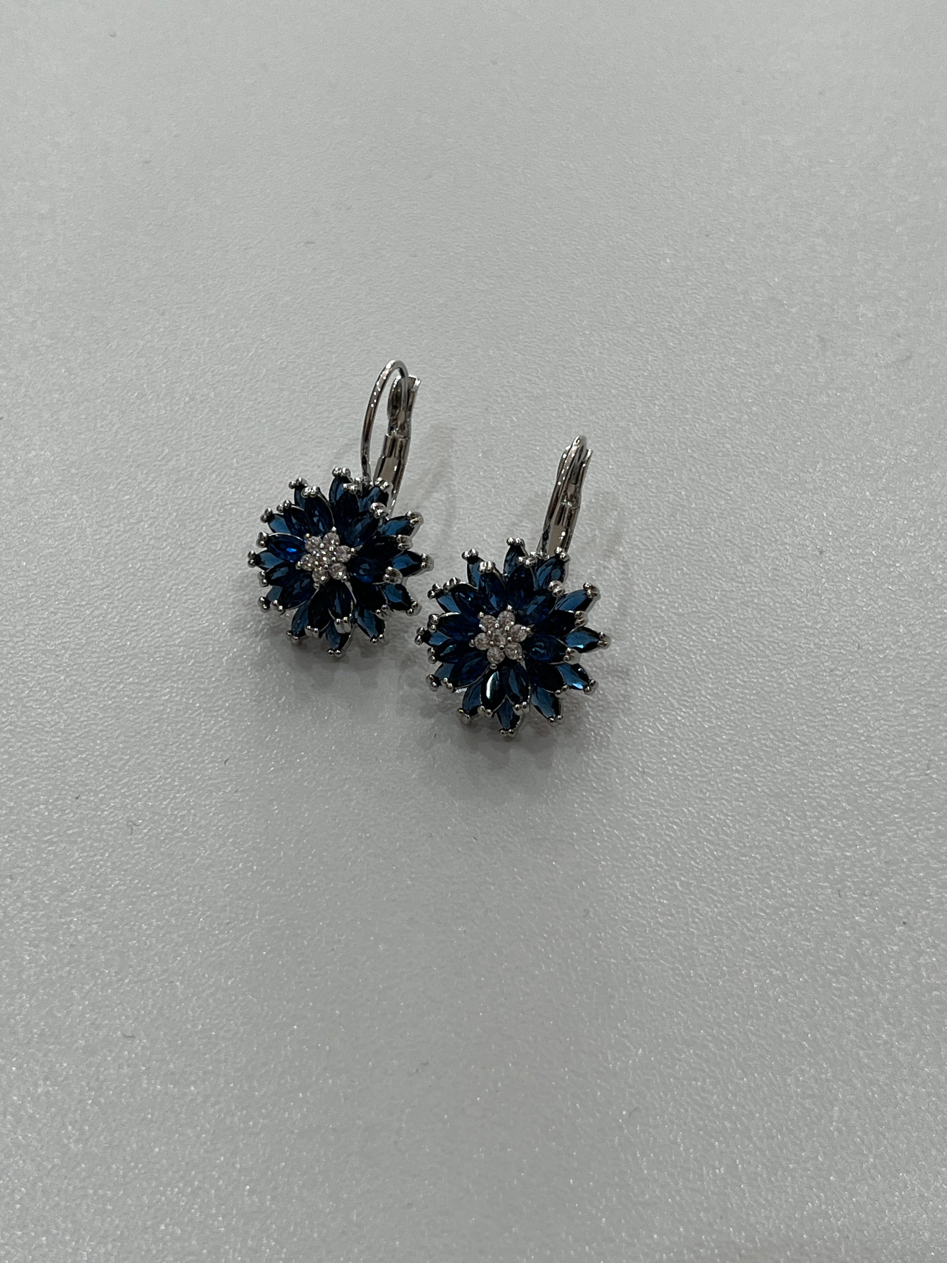 Orecchini a fiore blu con zirconi bianchi – eleganti pendenti in argento