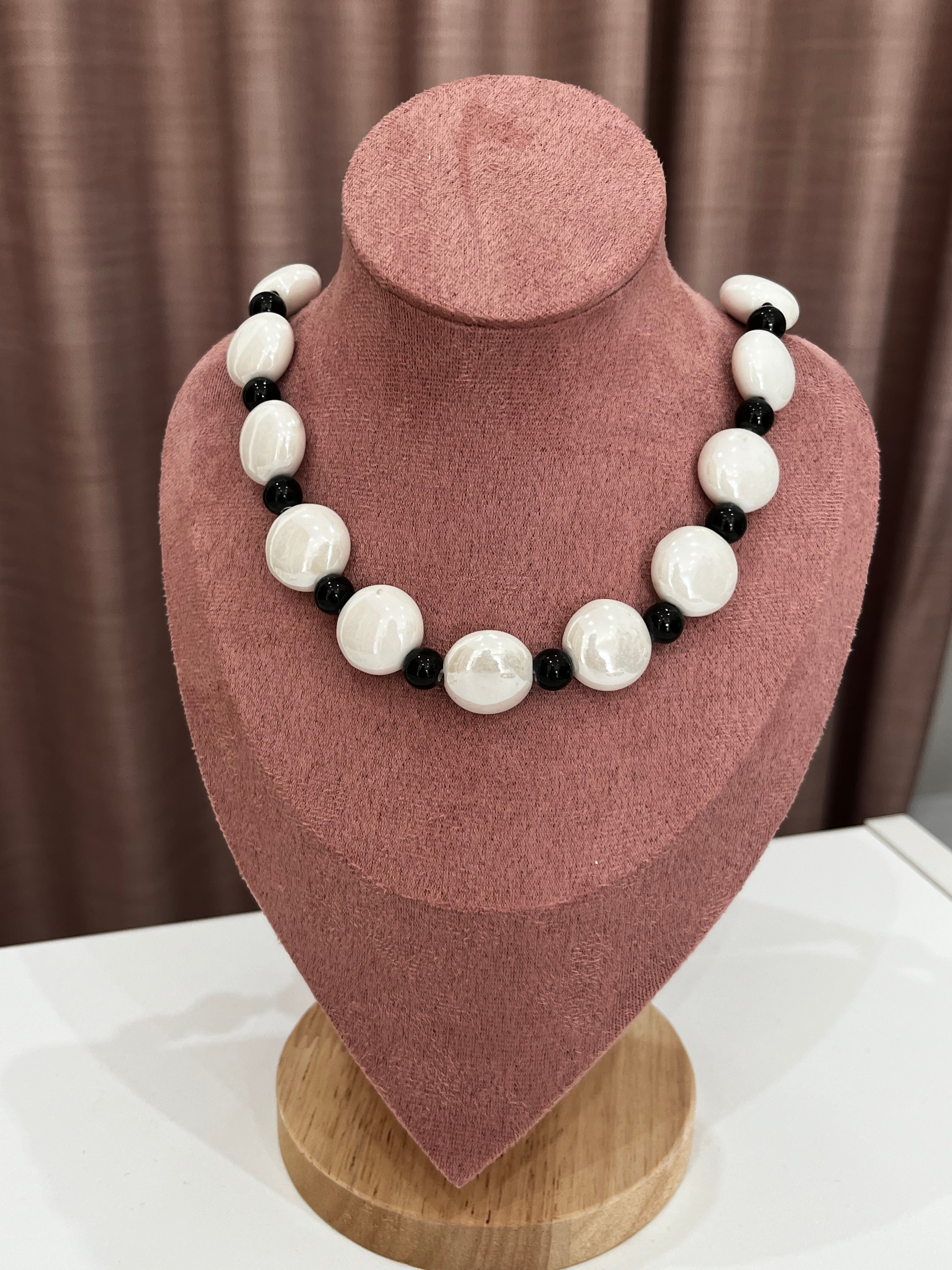 Collana Artigianale con Perle Bicolore – Design Elegante Verde e Giallo / Nero e Bianco