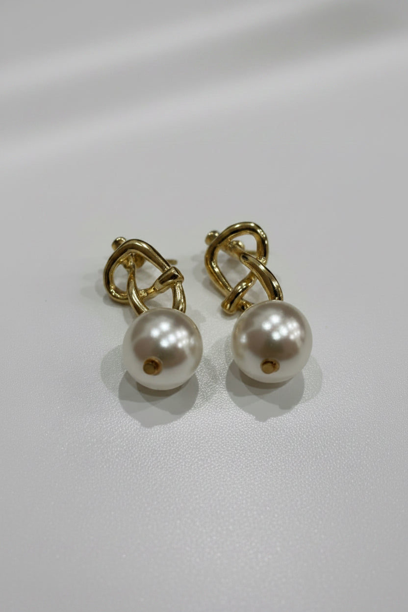 Orecchini a Nodo Dorato con Perla | Gioielli Eleganti Minimal Chic