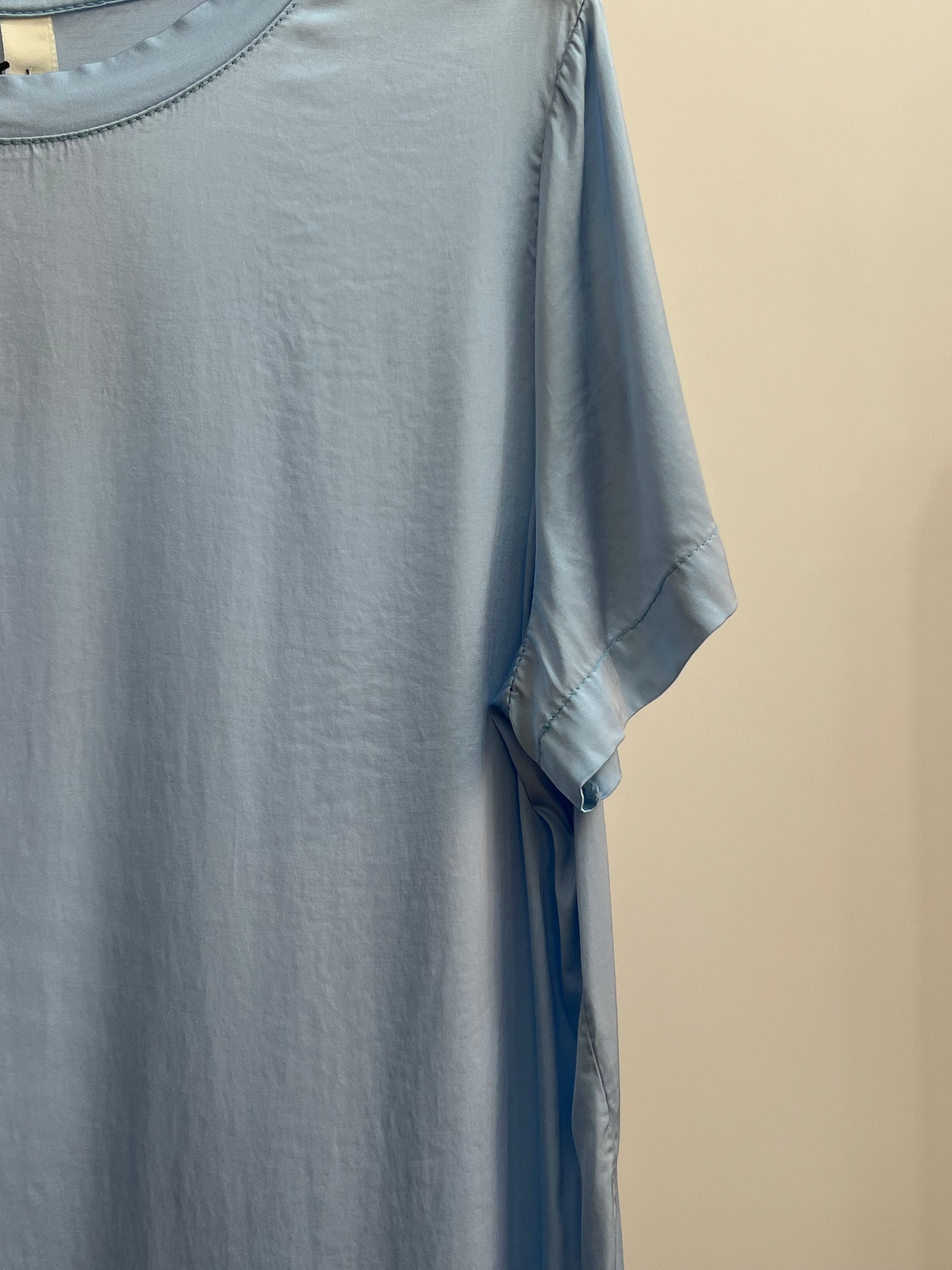 Maglia Satinata Azzurra Donna – T-Shirt Elegante Morbida e Luminosa