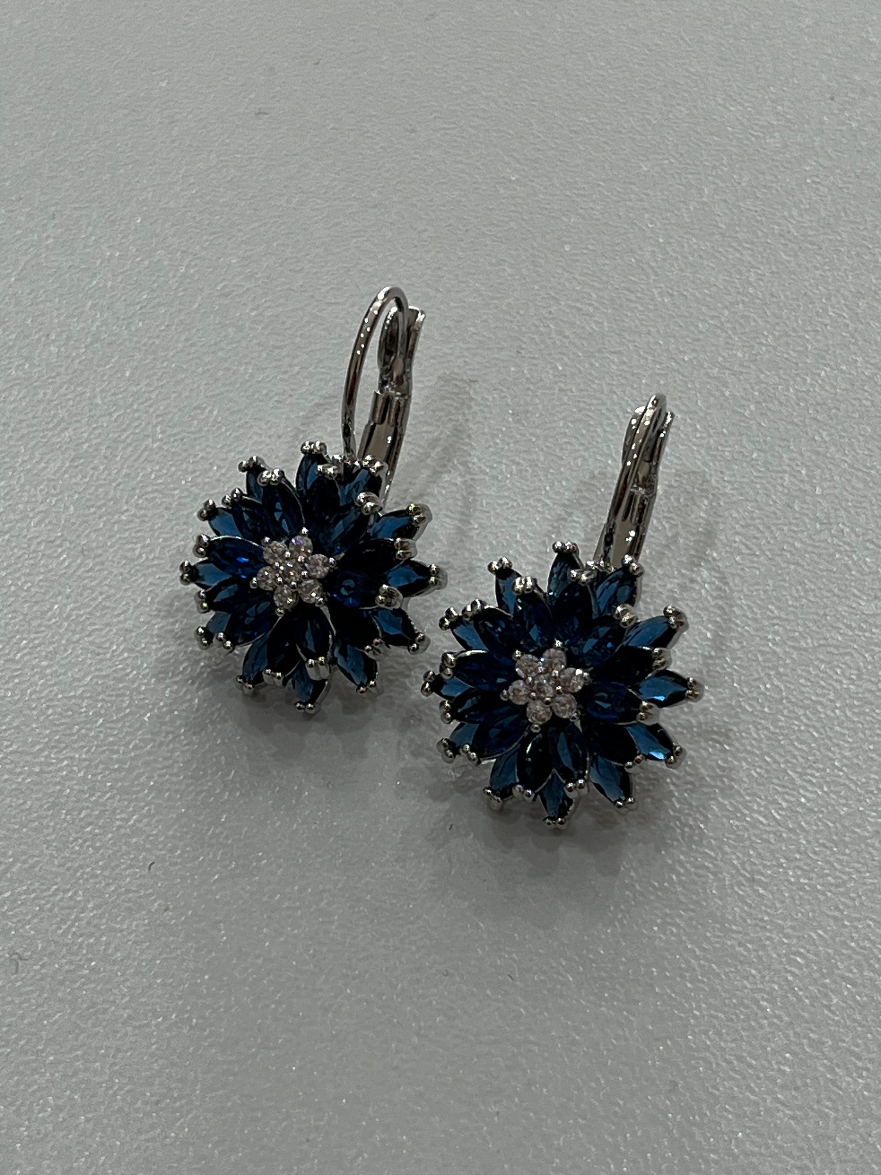 Orecchini a fiore blu con zirconi bianchi – eleganti pendenti in argento