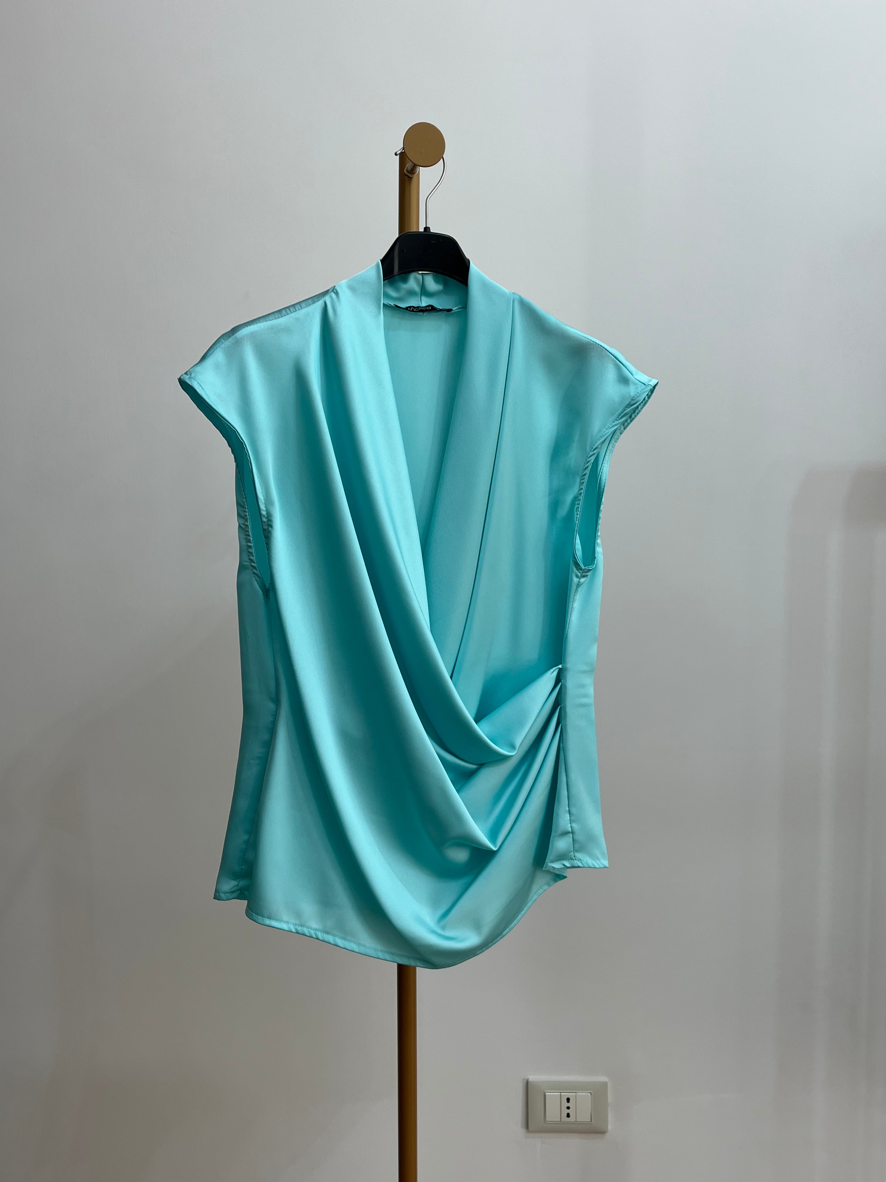 Blusa Atenea Satinata Senza Maniche – Top Donna Elegante e Versatile