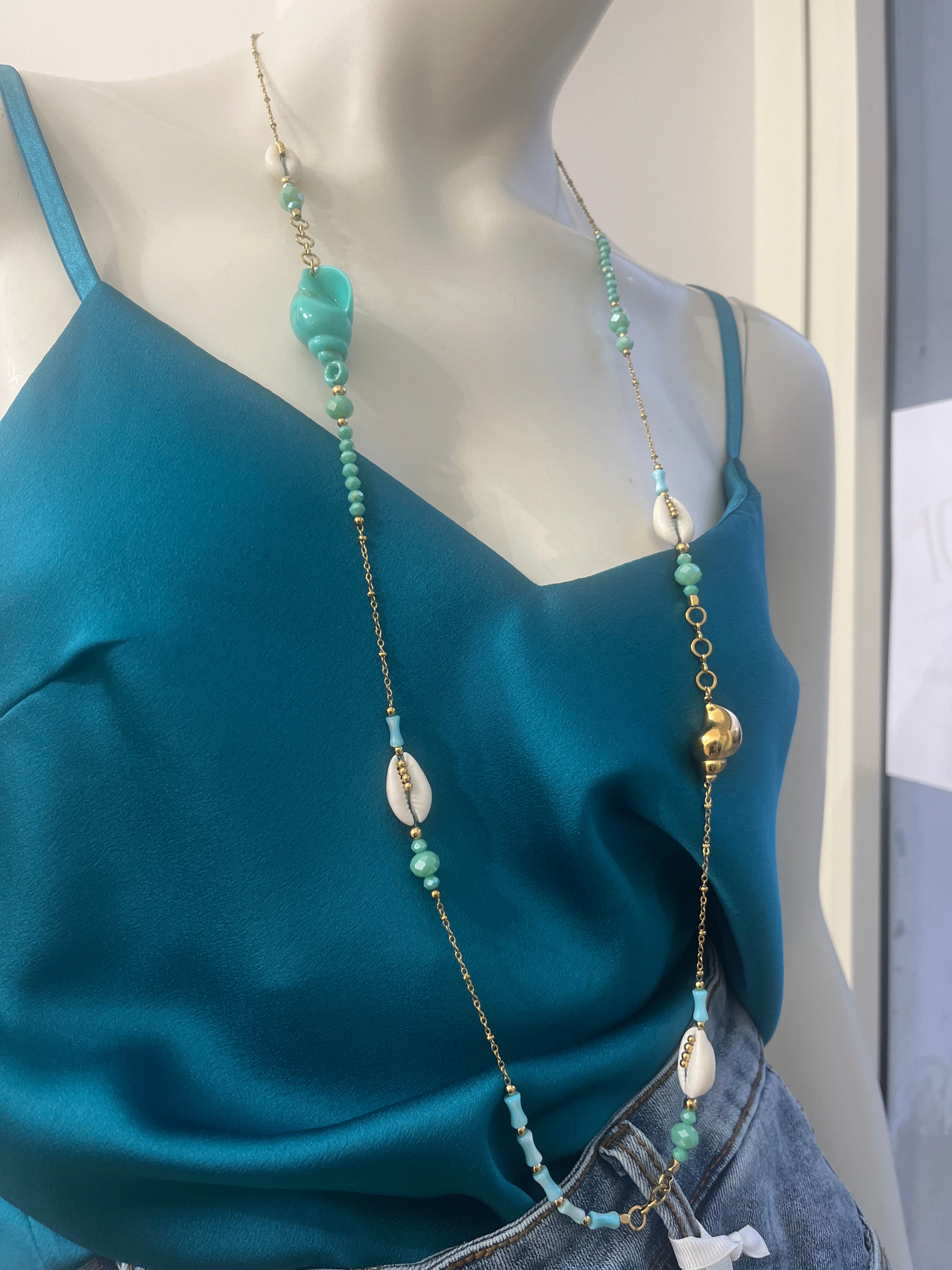 Collana lunga con conchiglie naturali e perle | Gioiello artigianale elegante
