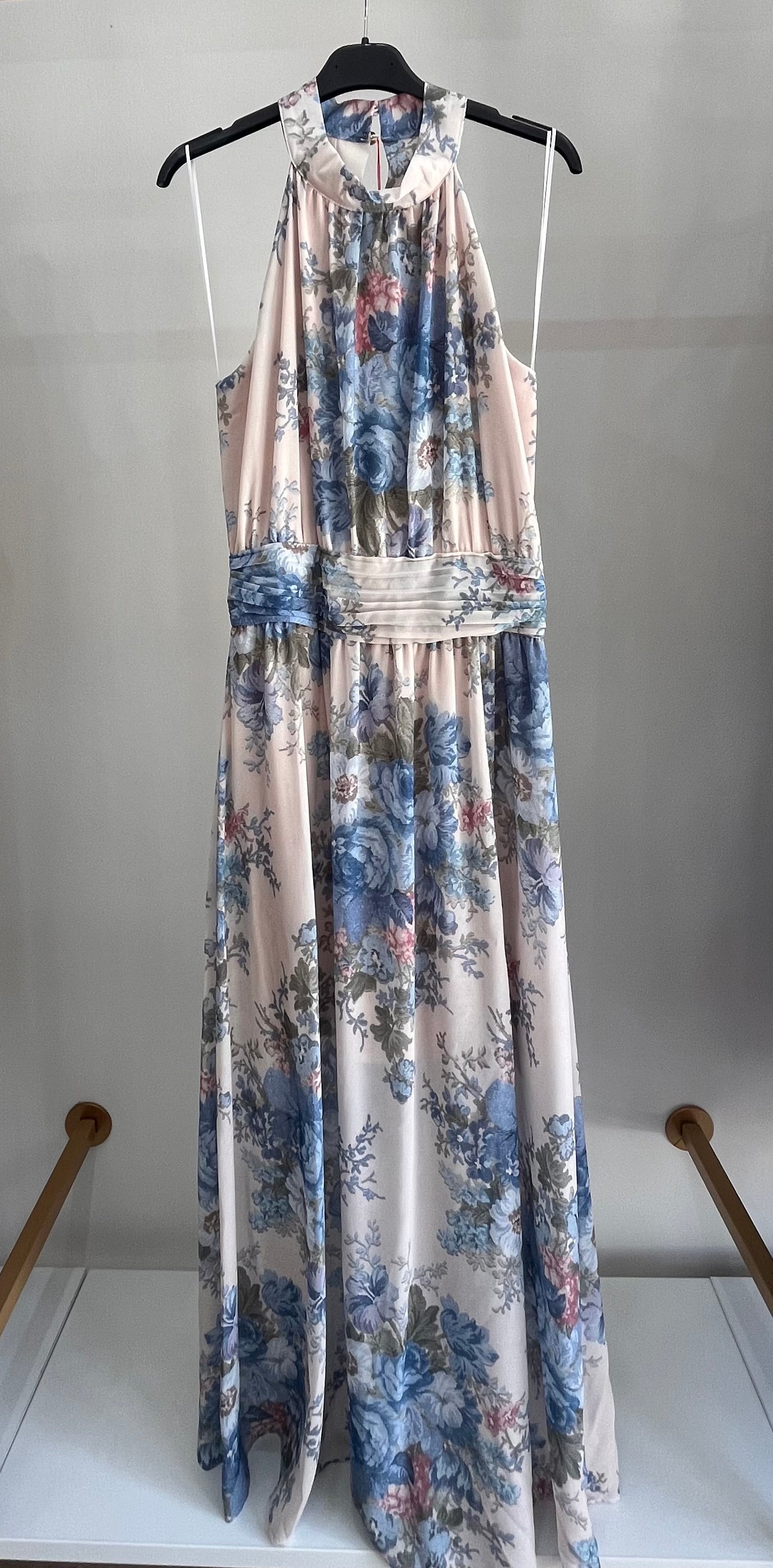 Abito Flavia – Maxi Dress Floreale con Scollo all'Americana