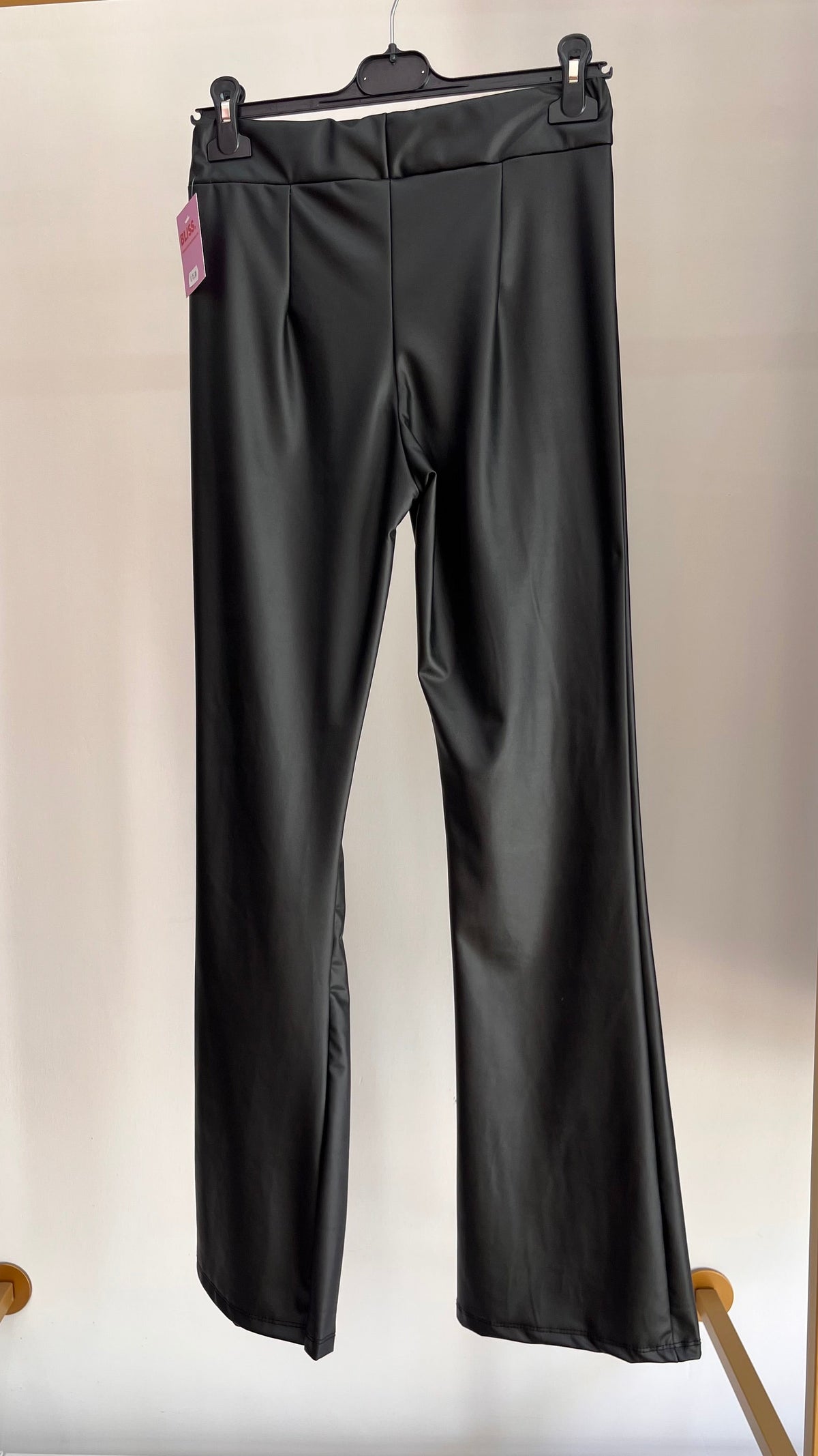 Pantalone Rachel nero a zampa, effetto pelle