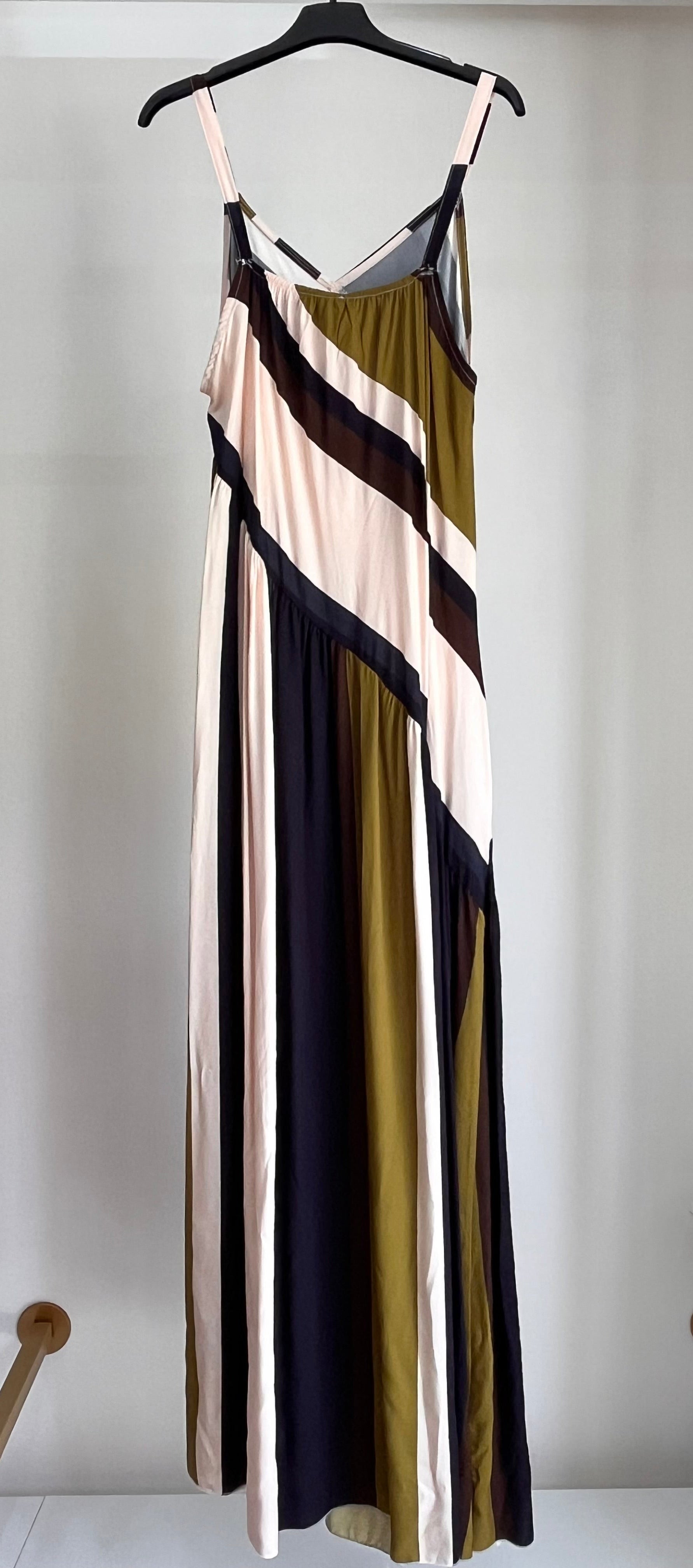 Abito Olivia – Maxi Dress a Righe Diagonali