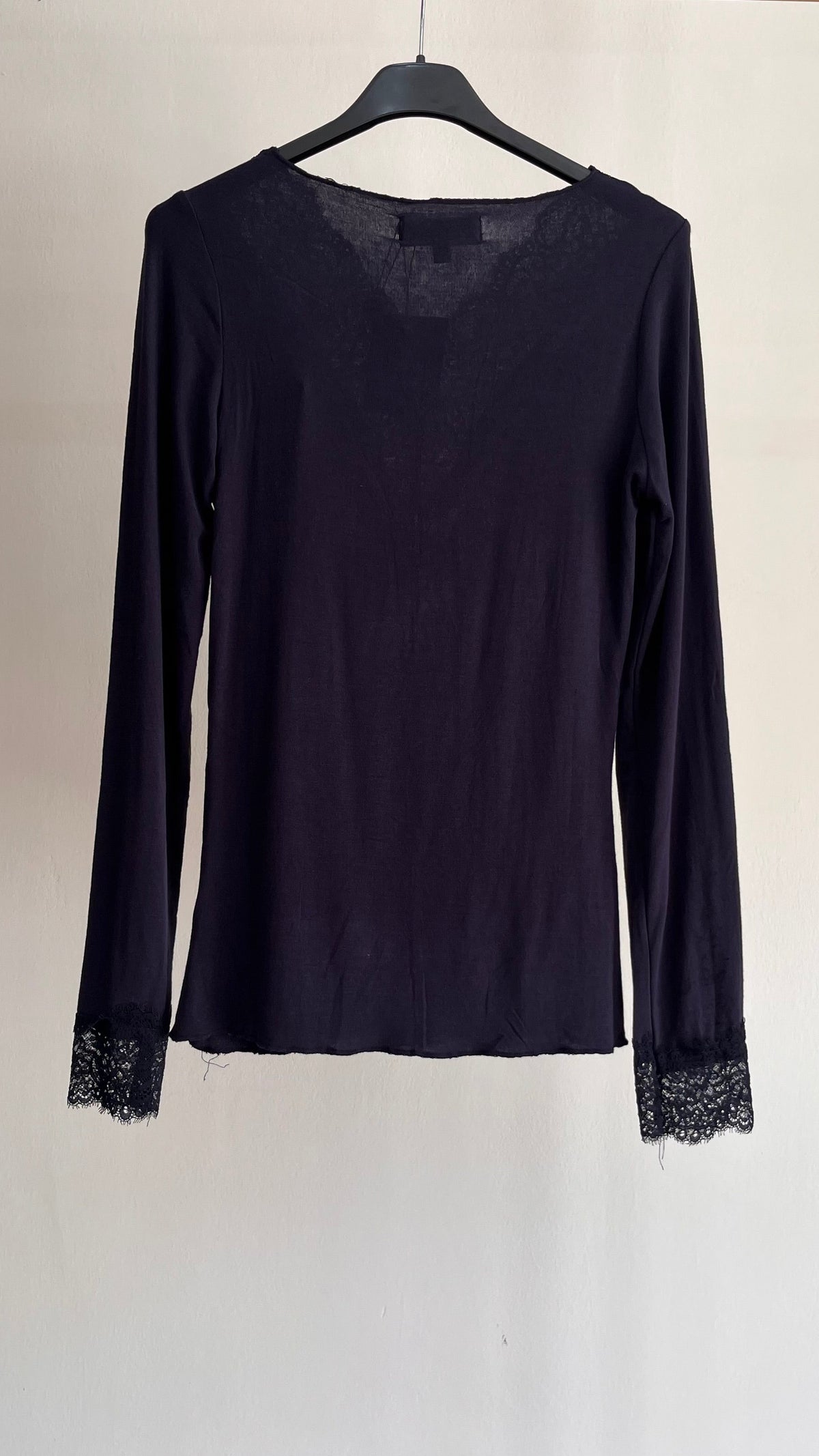 Maglia Carmina – Top a Manica Lunga con Dettagli in Pizzo