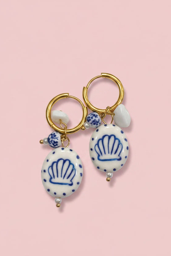 Orecchini Dora – Cerchio Dorato & Pendente in Ceramica