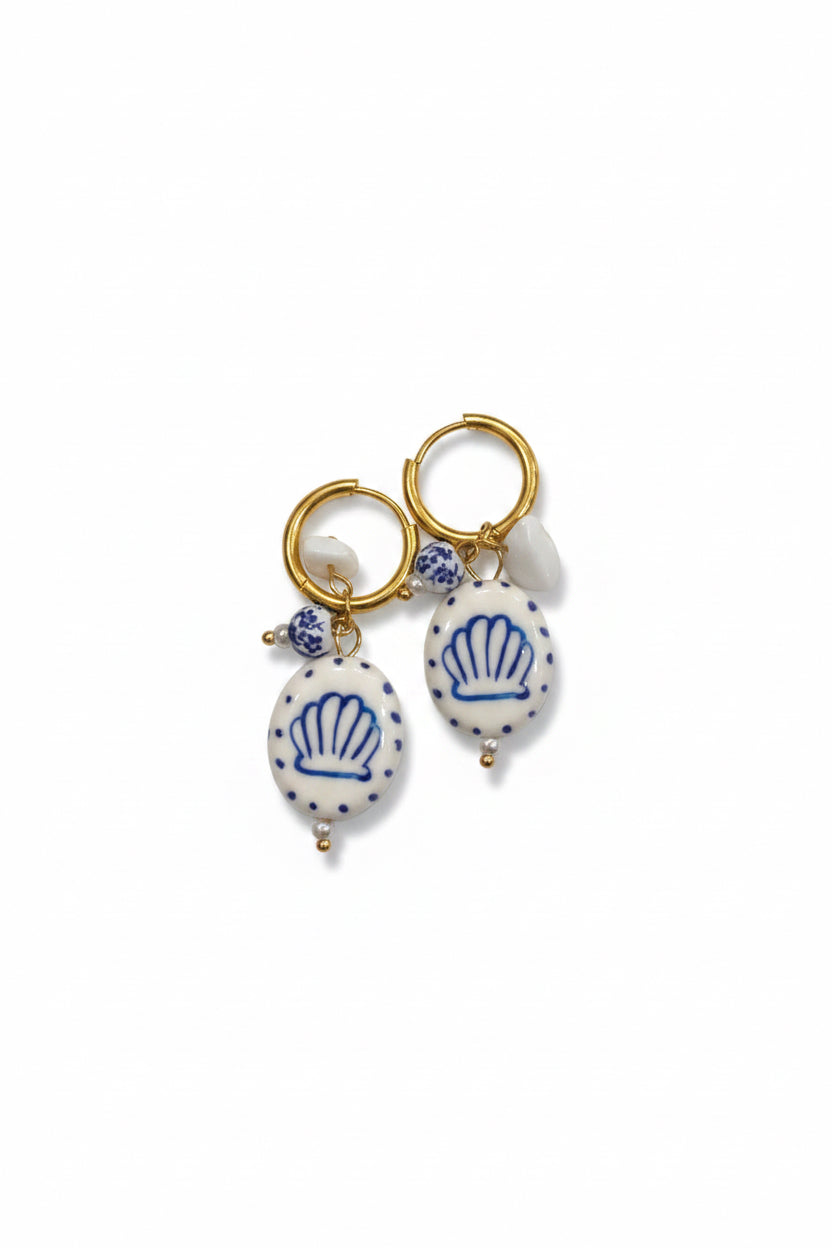 Orecchini Dora – Cerchio Dorato & Pendente in Ceramica