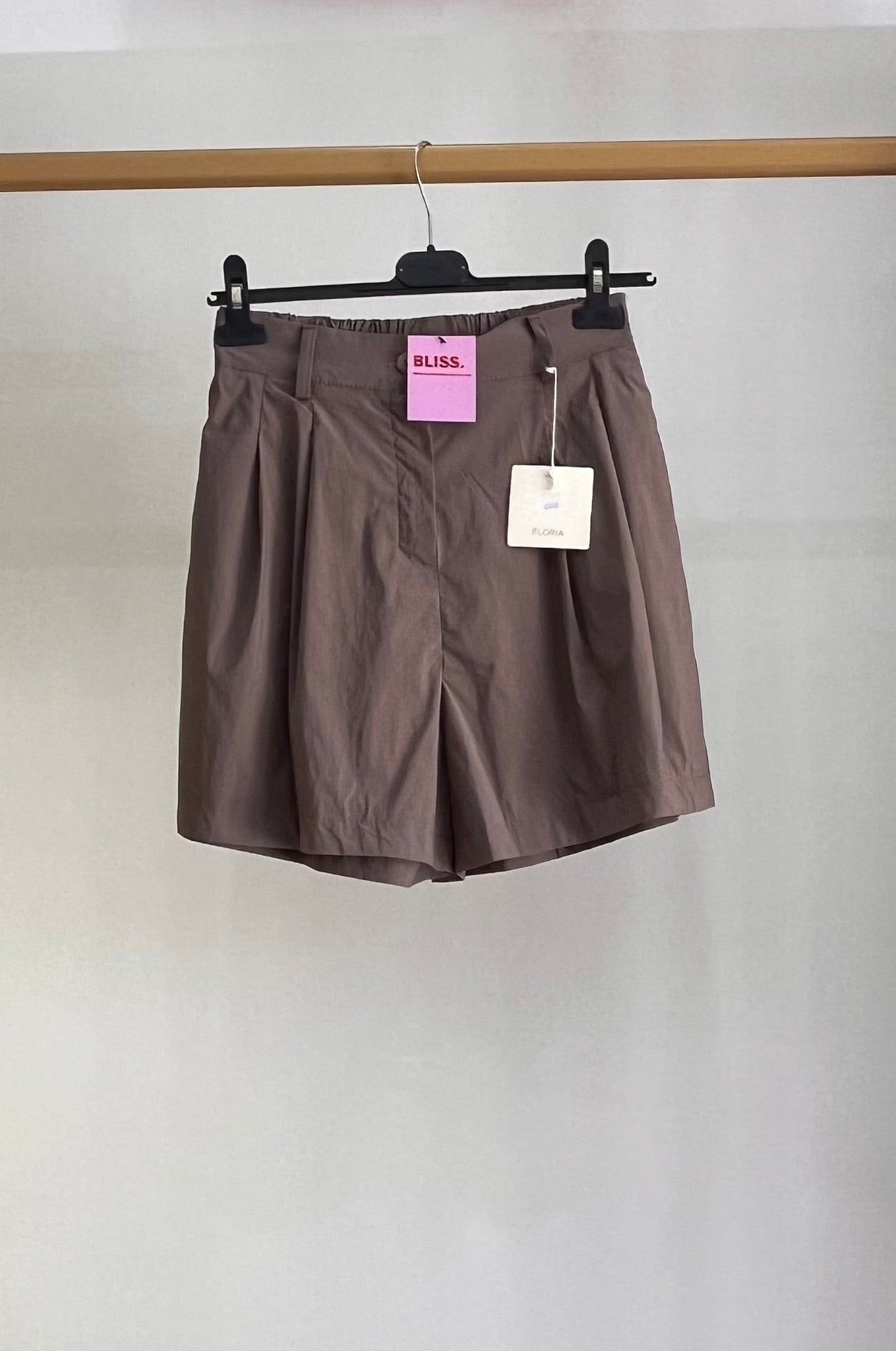 Pantaloncino Vittoria – Shorts Donna Vita Alta con Pince