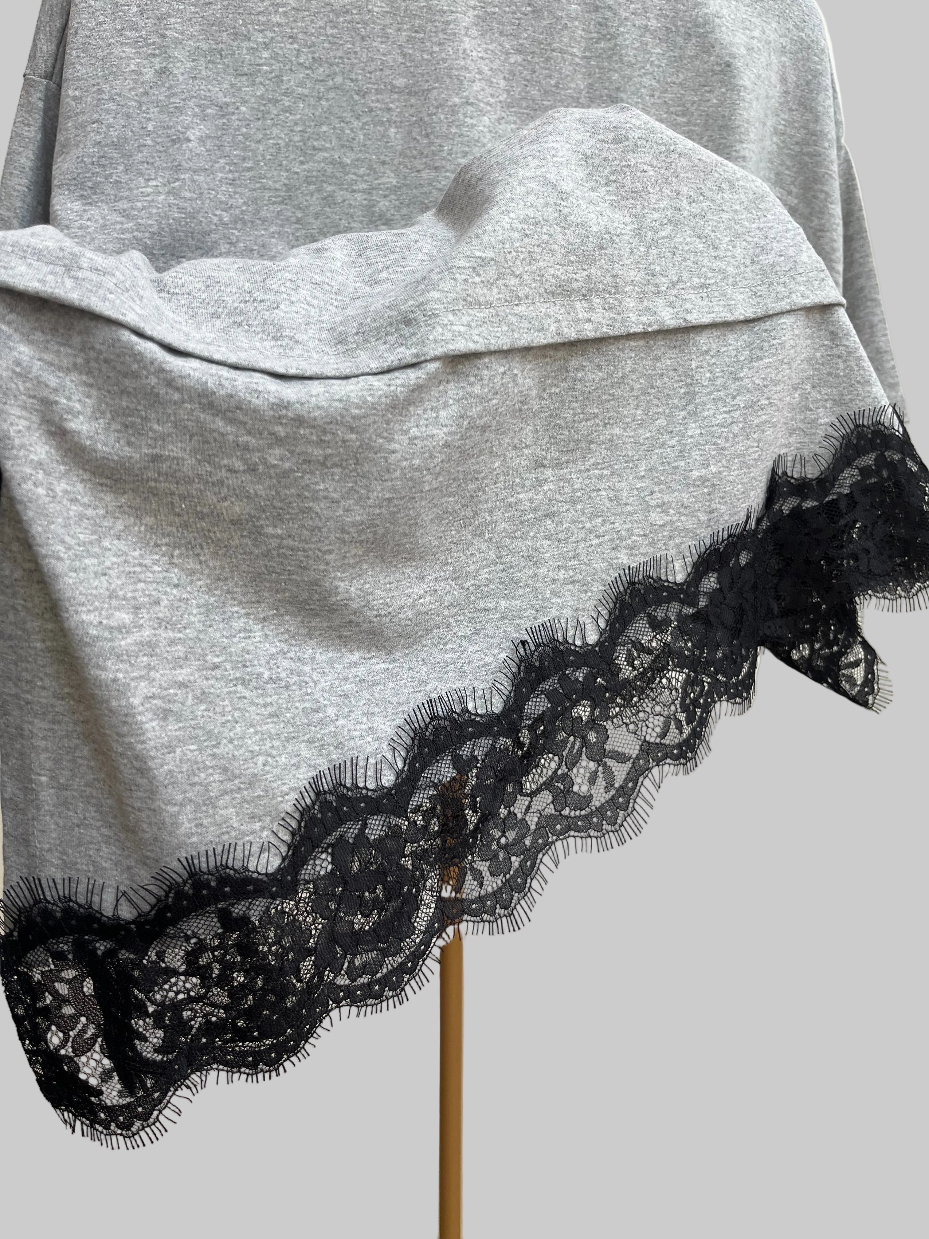 Maglia Fiorella Grigia con Pizzo Nero – T-Shirt Donna Elegante Asimmetrica