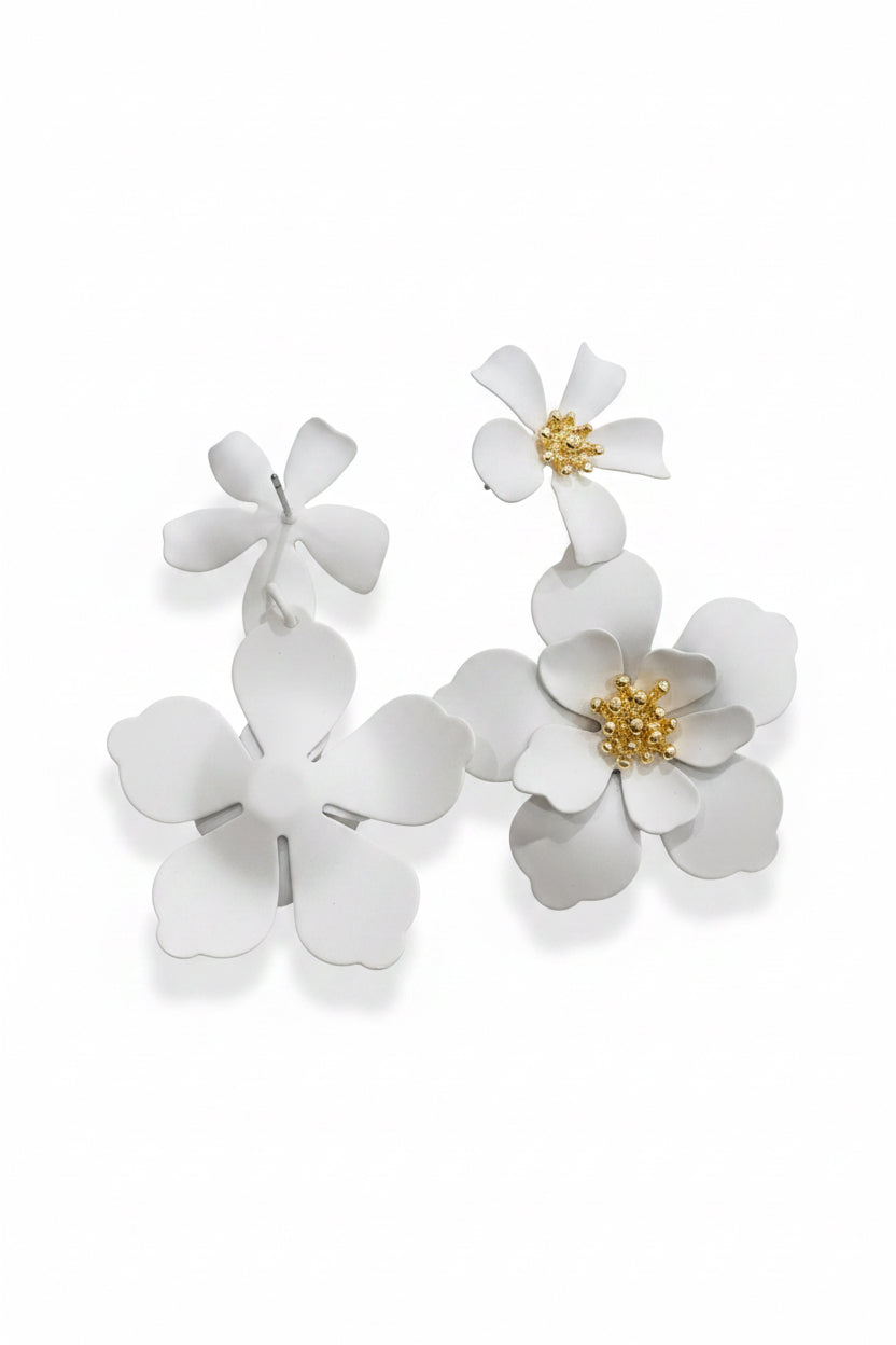 Orecchini Anahí – Doppio Fiore Bianco & Cuore Dorato