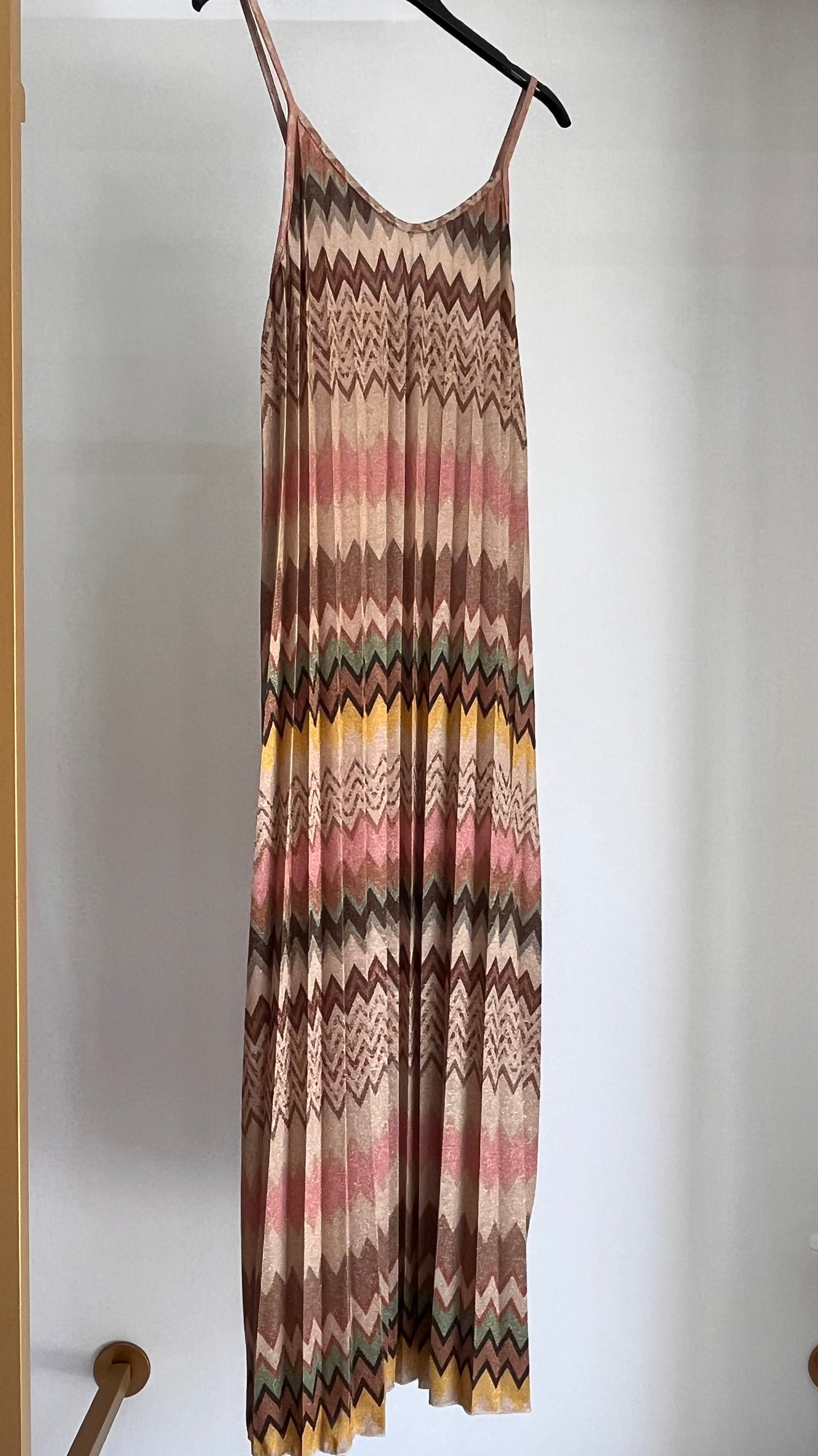 Abito Clara – Maxi Dress Chevron plissettato