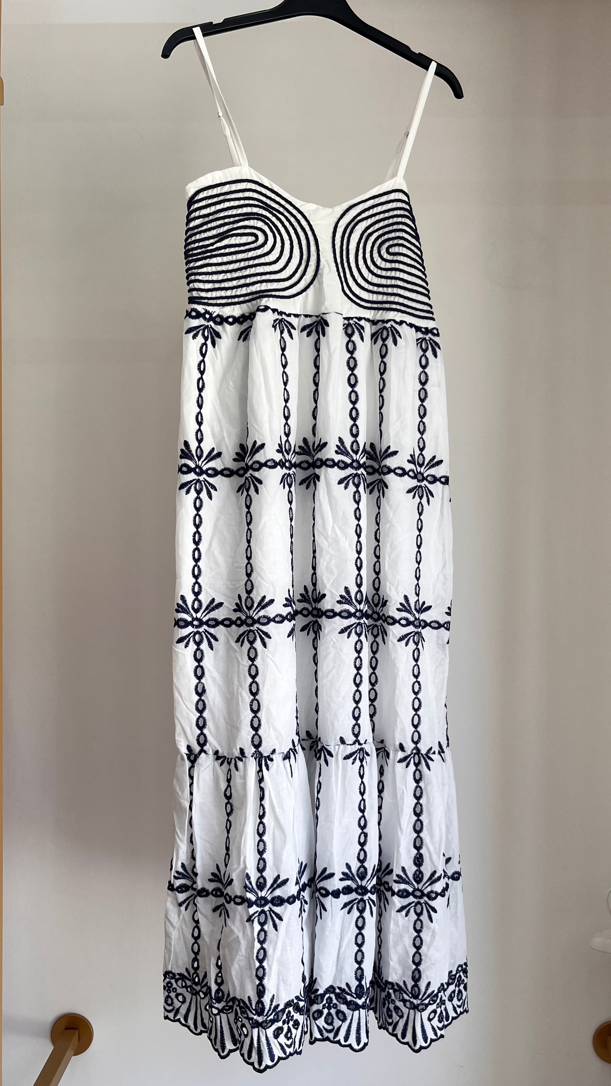 Vestito Daniela — Abito Lungo Bianco con Ricami Blu Navy