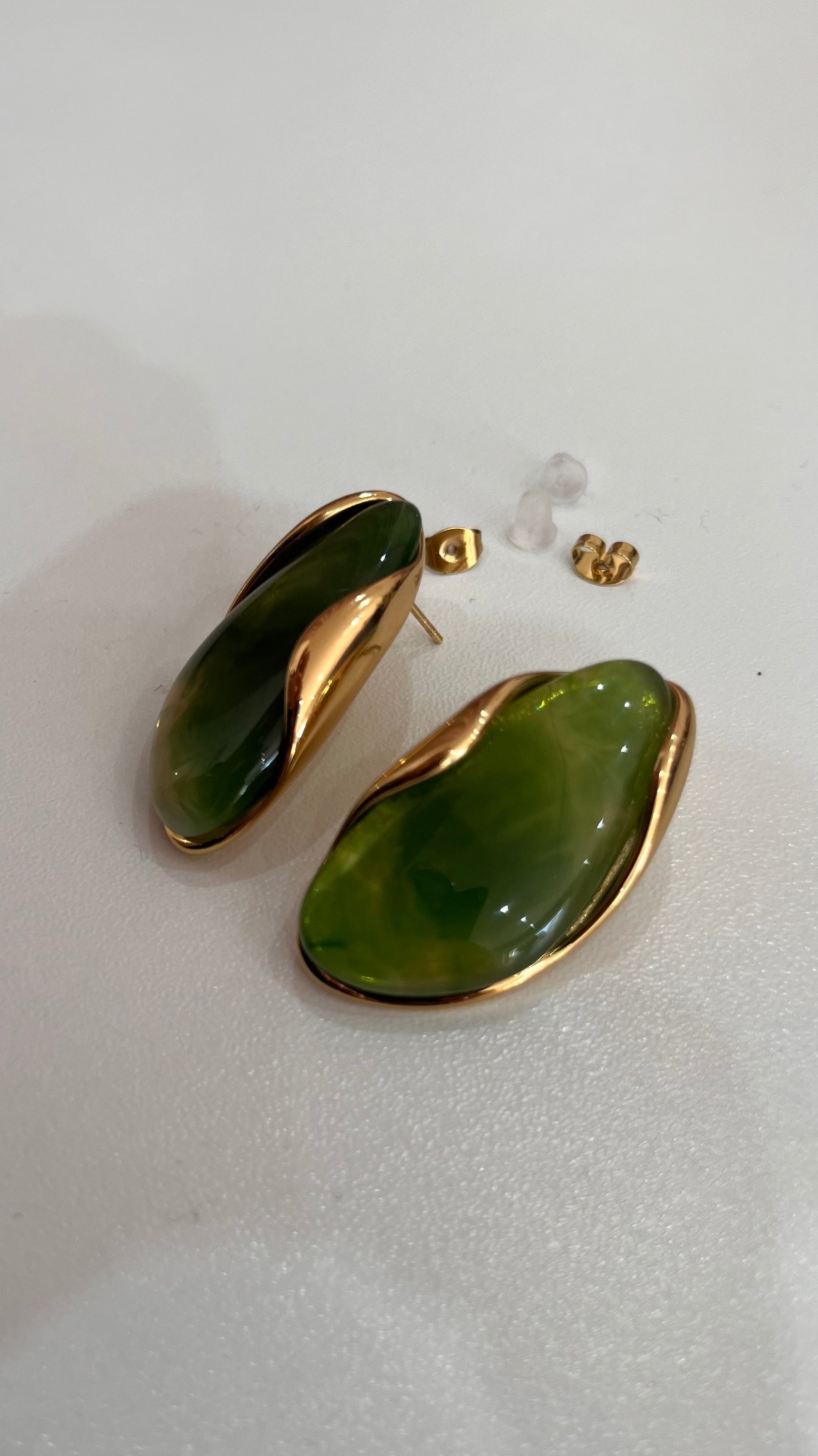 Orecchini Dafne – Lobo Oversize con Pietra Verde e Montatura Dorata