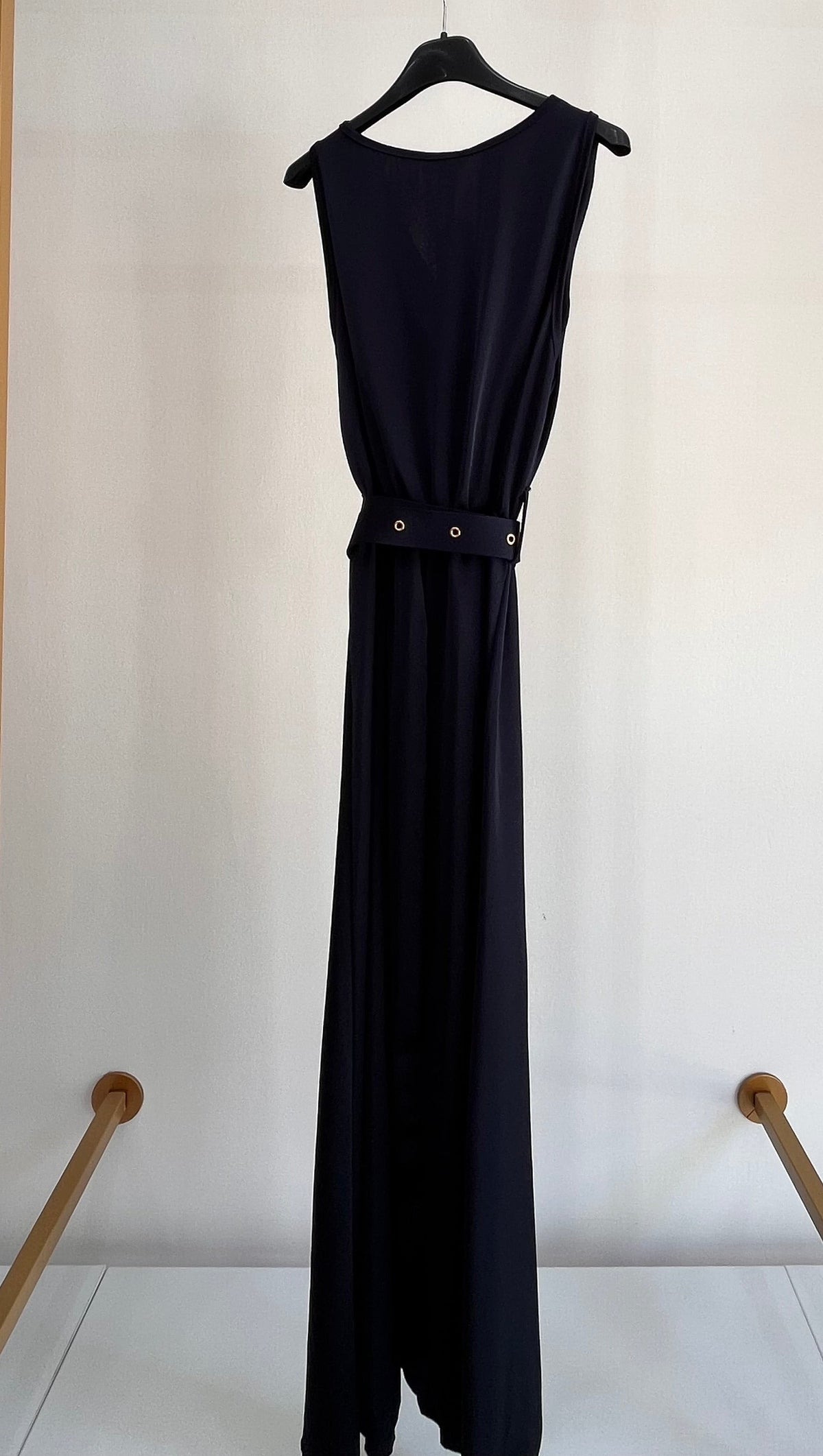 Vestito Arlene – Abito Lungo da Sera con Scollo a Cascata e Cintura