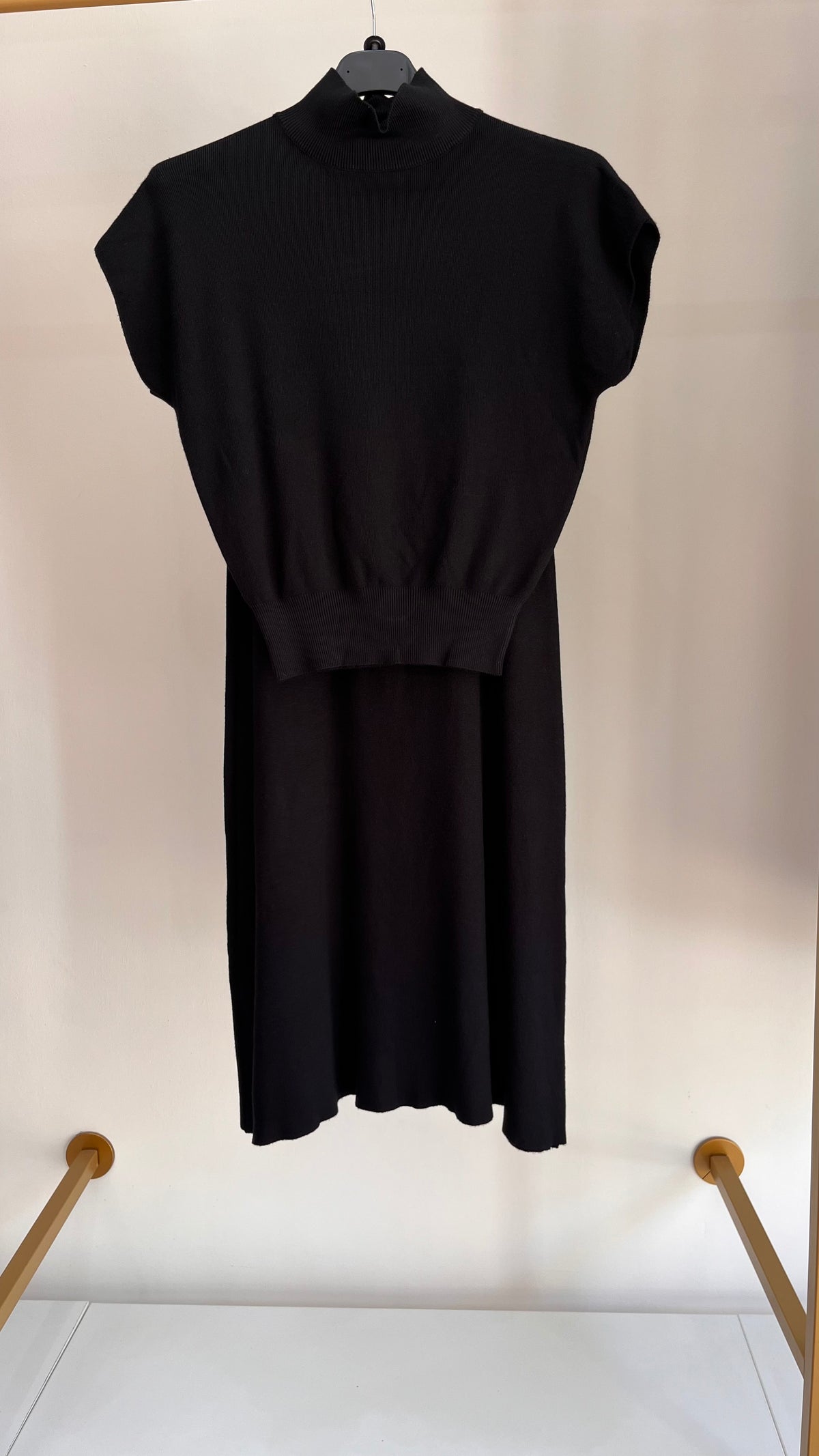 Coordinato Chloe – Completo nero con top a collo alto e gonna