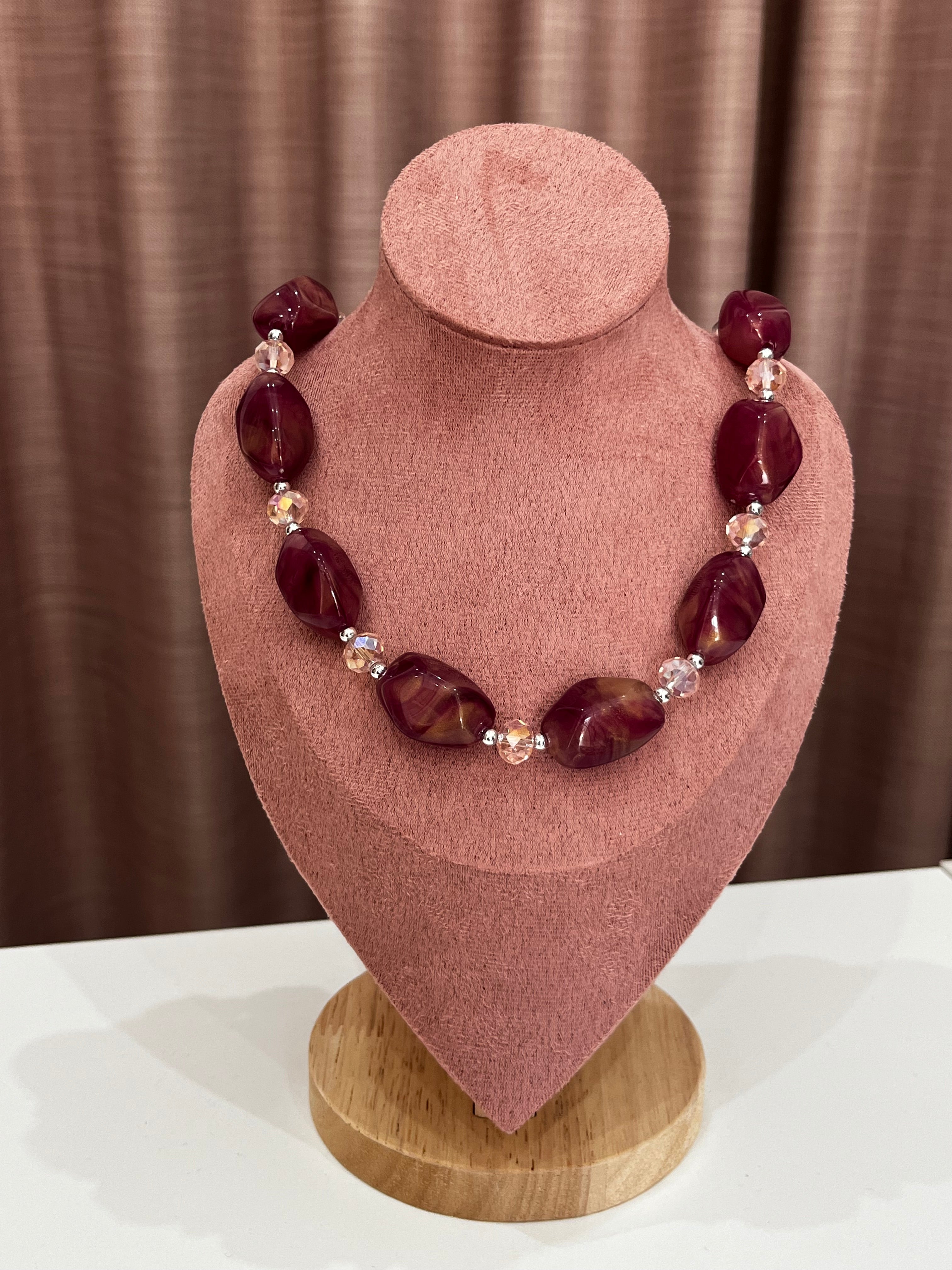 Collana con Perle in Resina Bordeaux e Cristalli Rosa – Elegante e Moderna