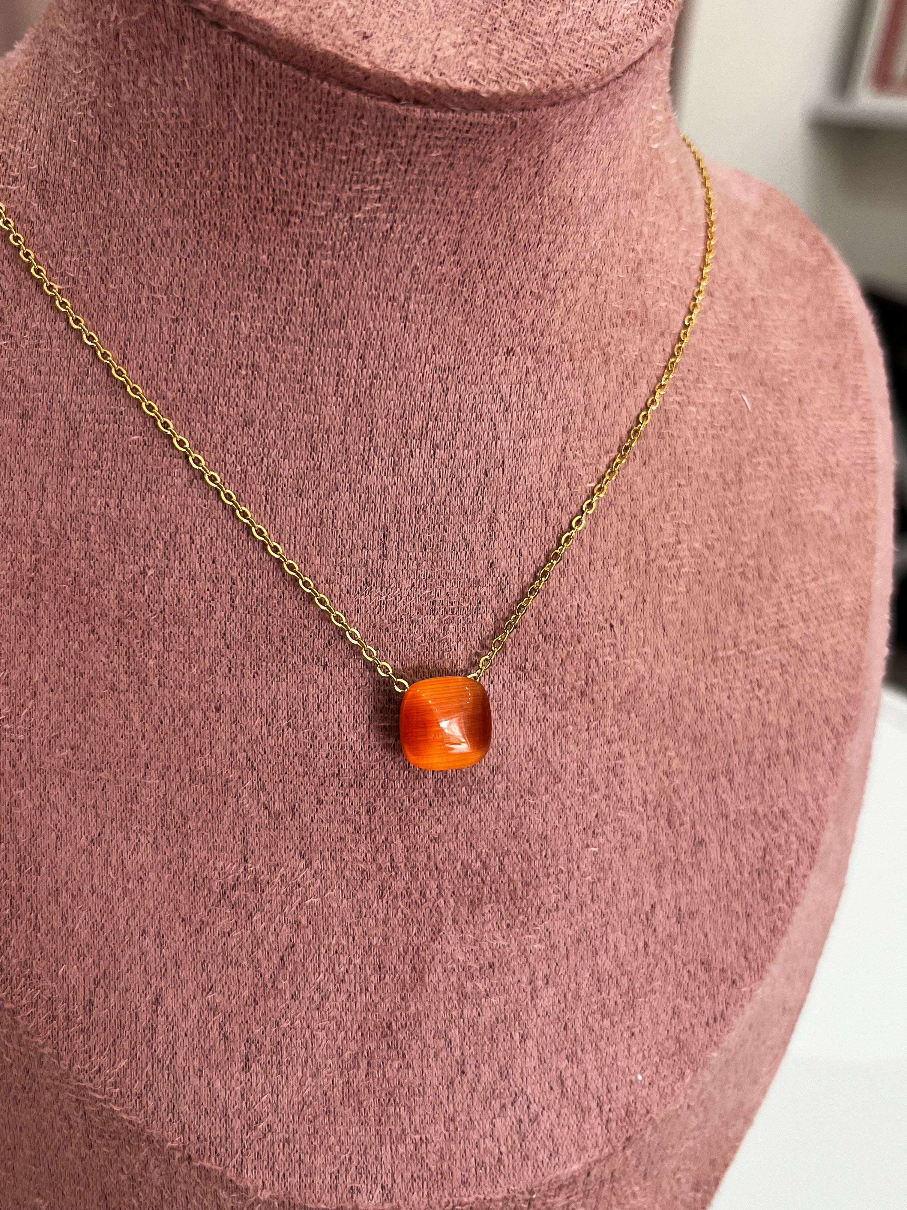 Collana con Pendente Pietra Colorata su Catena Dorata