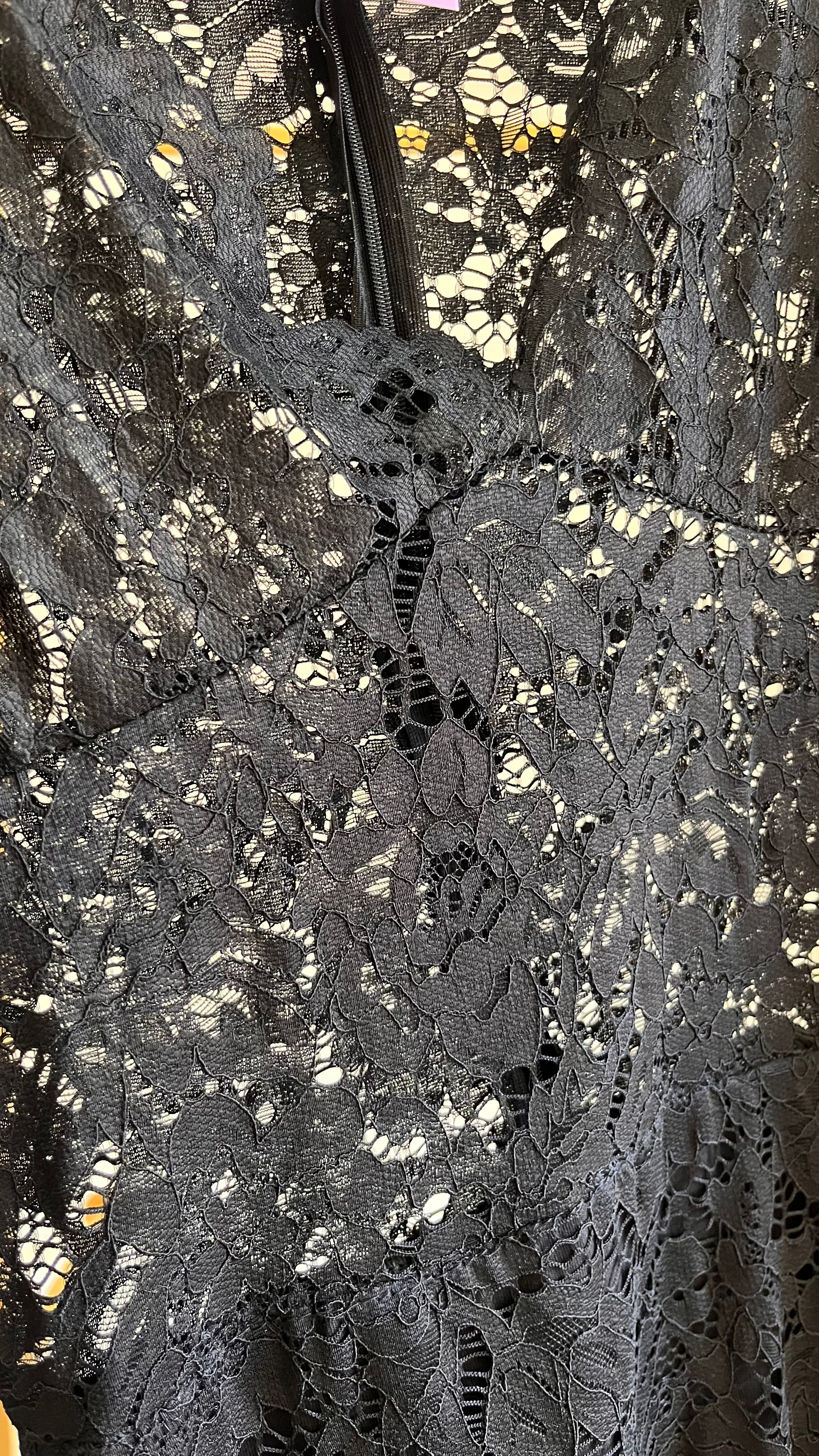 Vestito Pina - Abito Midi in Pizzo Nero con Scollo a V e Maniche Volant