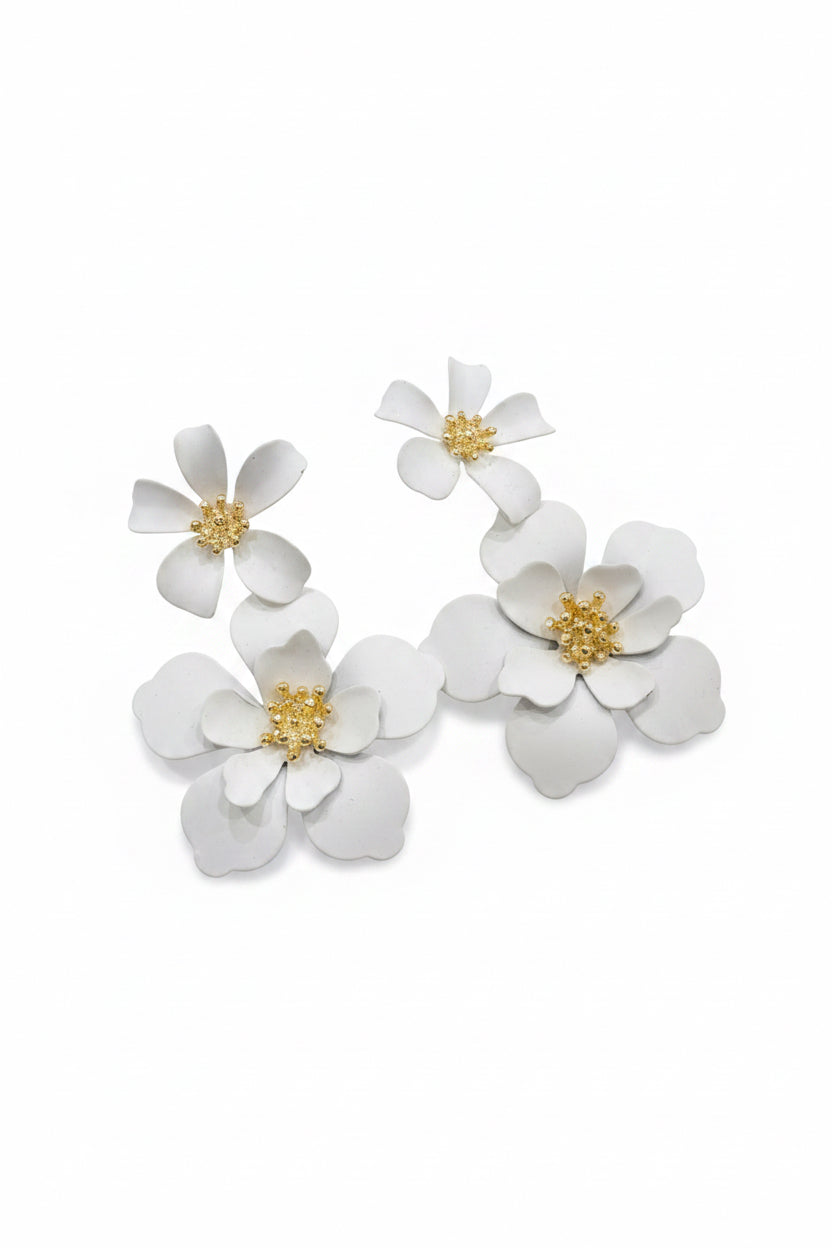 Orecchini Anahí – Doppio Fiore Bianco & Cuore Dorato