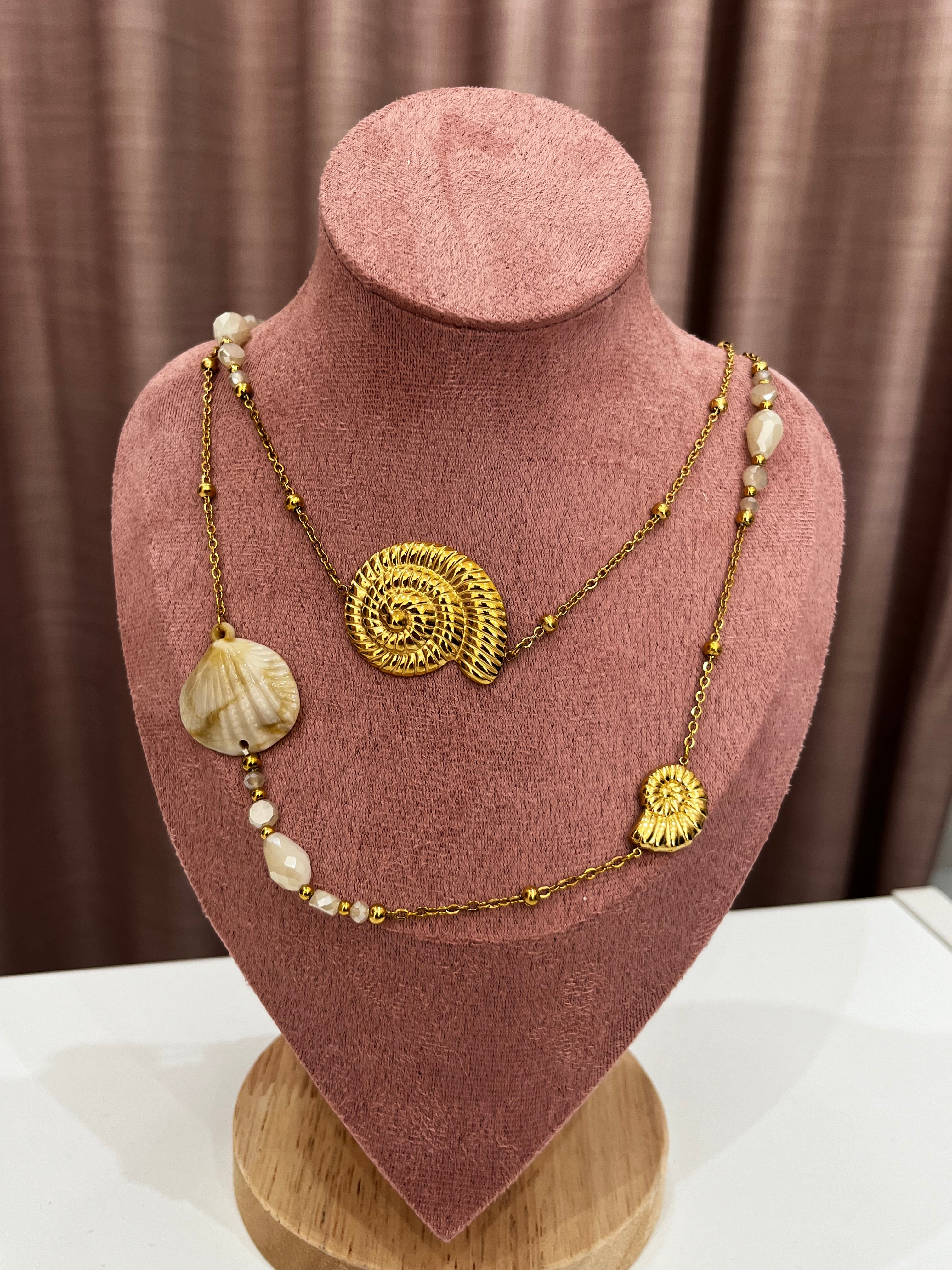 Collana lunga con conchiglie naturali e perle | Gioiello artigianale elegante
