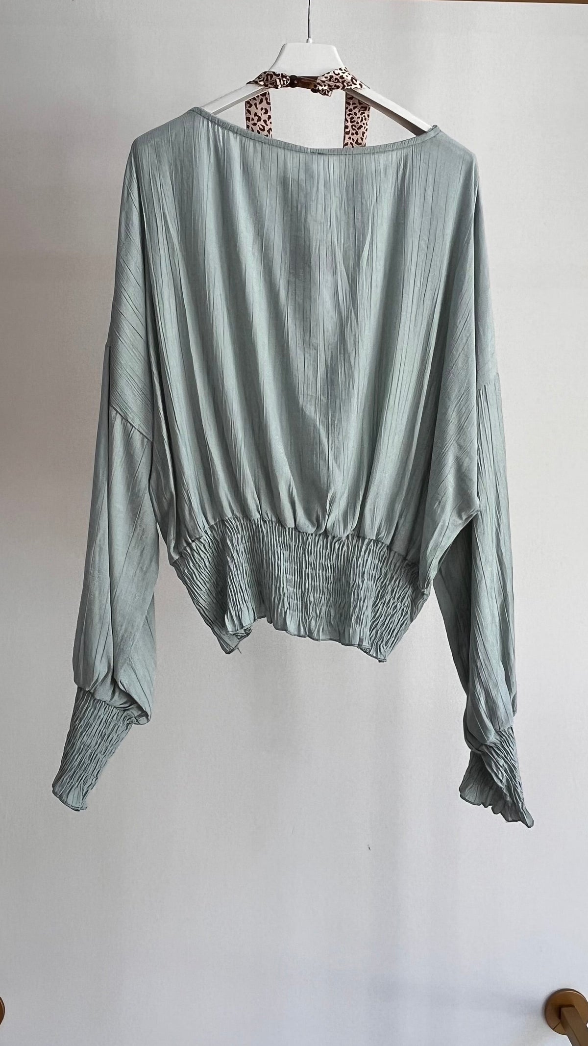 Blusa Gilda – Maglia Oversize con Vita Smock