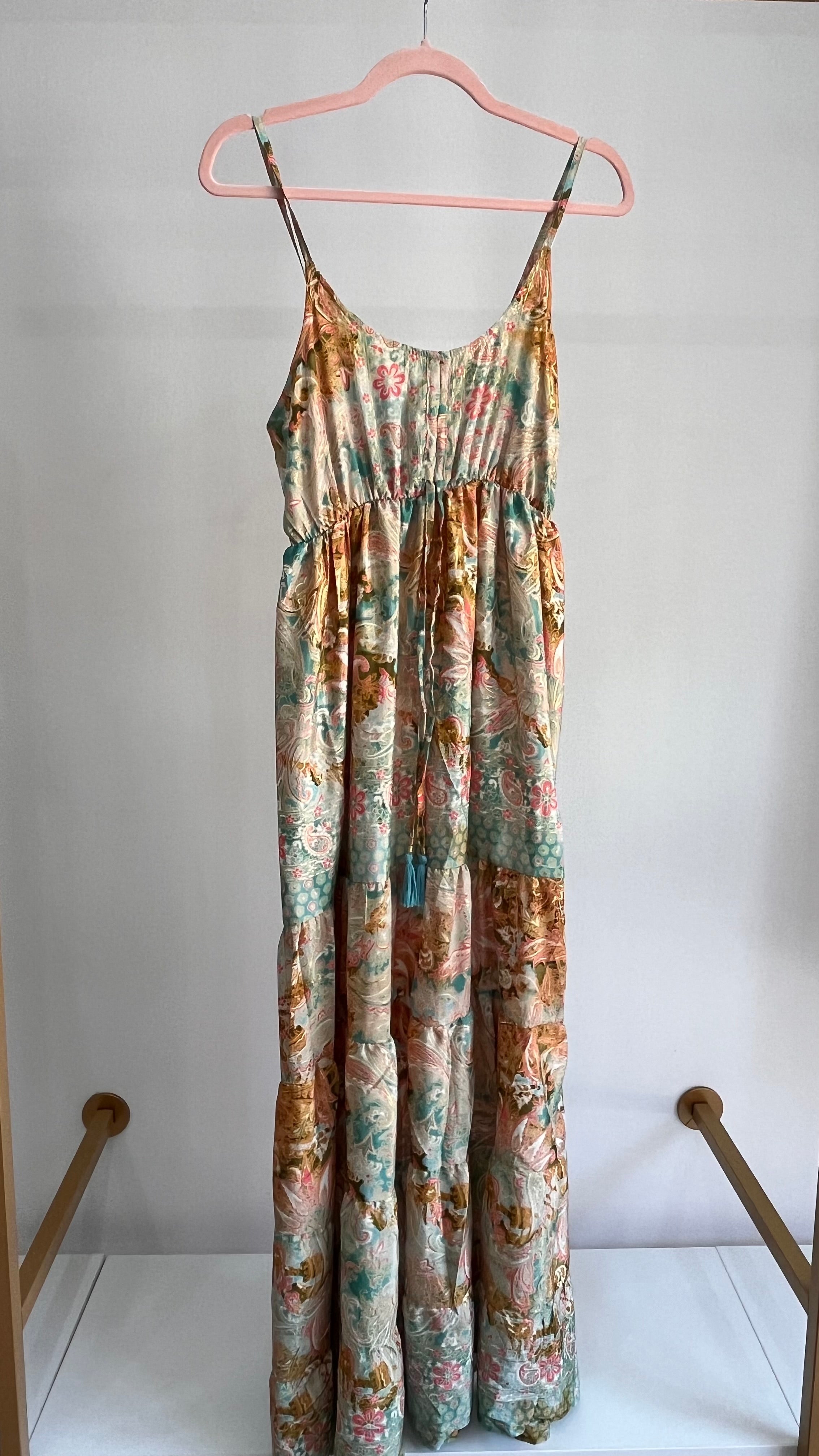 Abito Dalia - Vestito a Balze con Spalline Sottili e Stampa Paisley