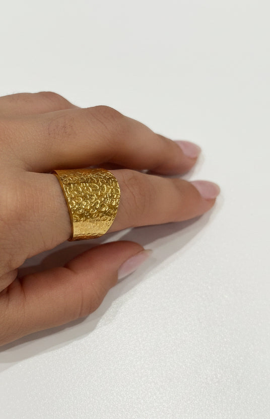 Anello Roma - Anello Fascia Larga Oro Martellato | Regolabile Design Artigianale Boho