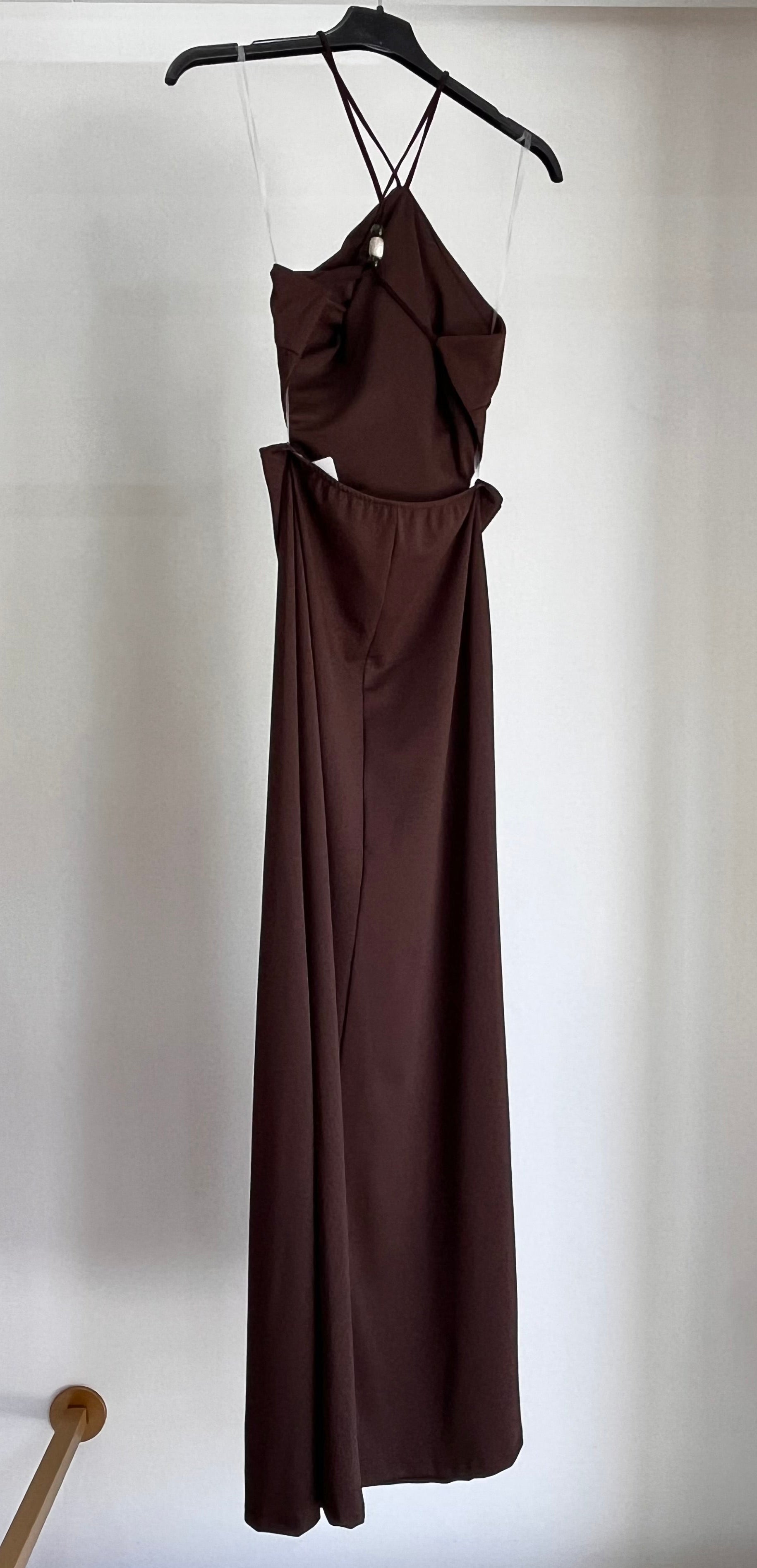Abito Selena – Maxi Dress con Cut-Out e Dettaglio Perla