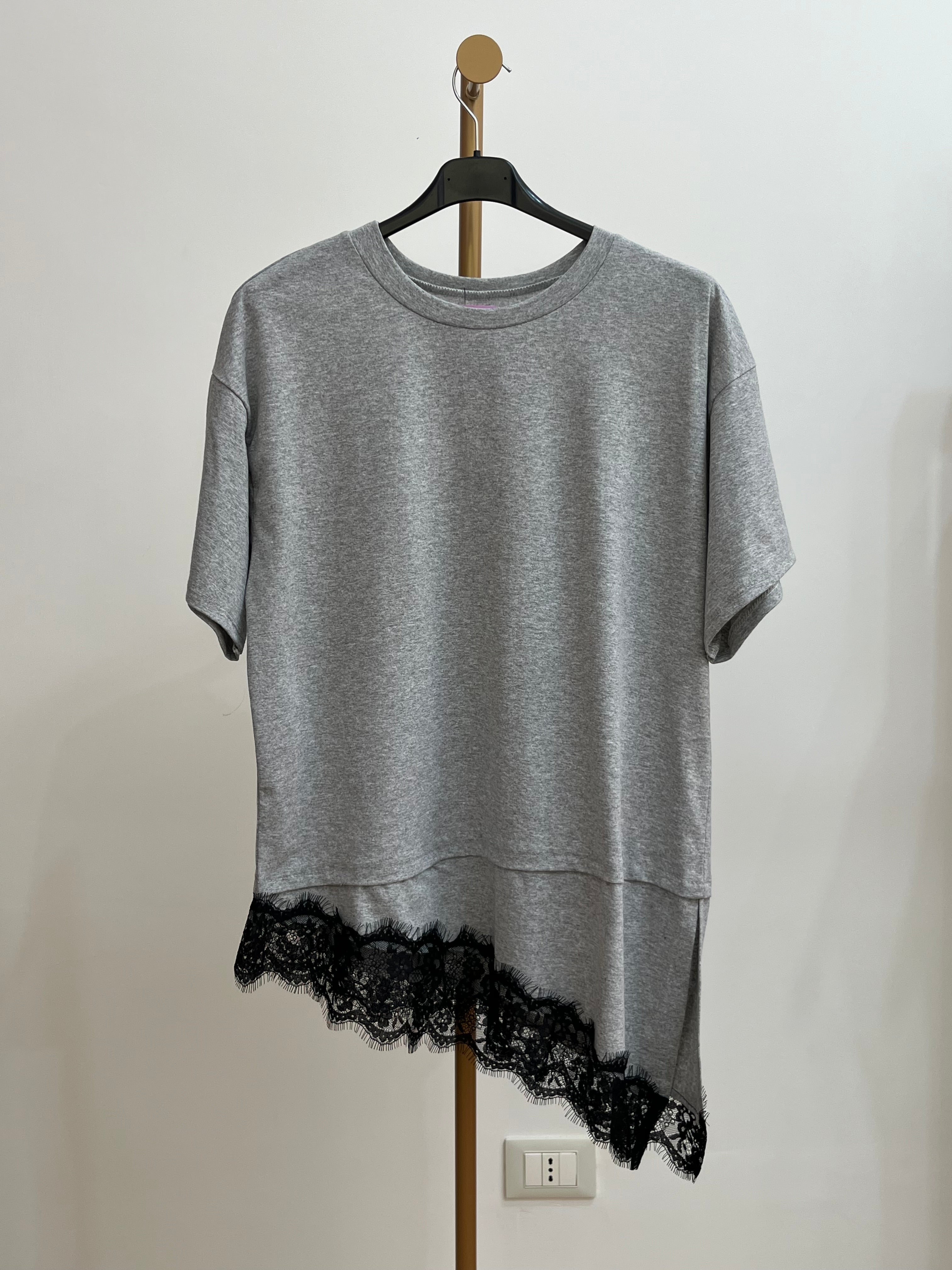 Maglia Fiorella Grigia con Pizzo Nero – T-Shirt Donna Elegante Asimmetrica