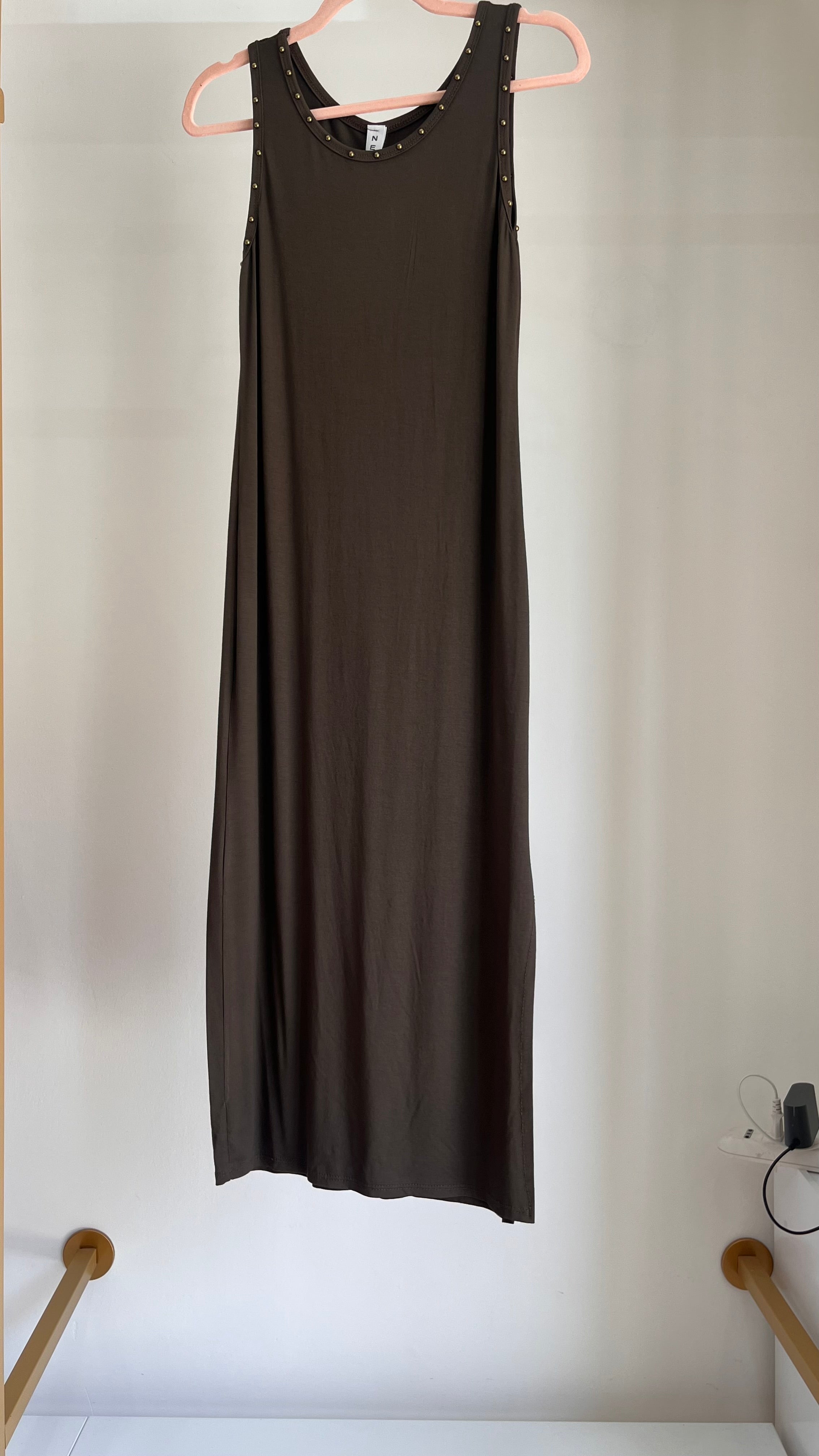 Vestito Darya — Abito Lungo Nero con Borchie Dorate