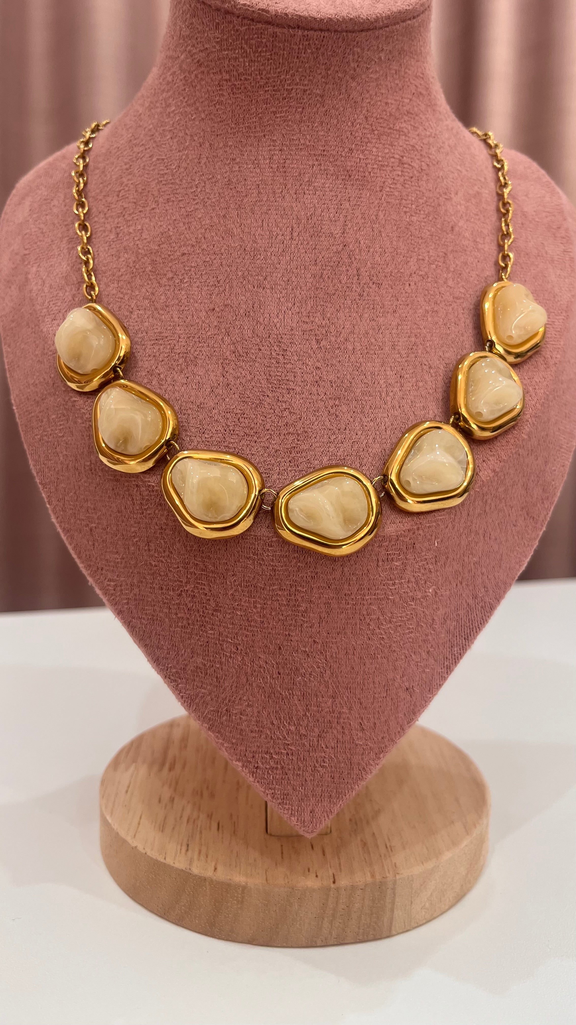 Set Dora – Collana e Orecchini con Pietre Beige in Oro